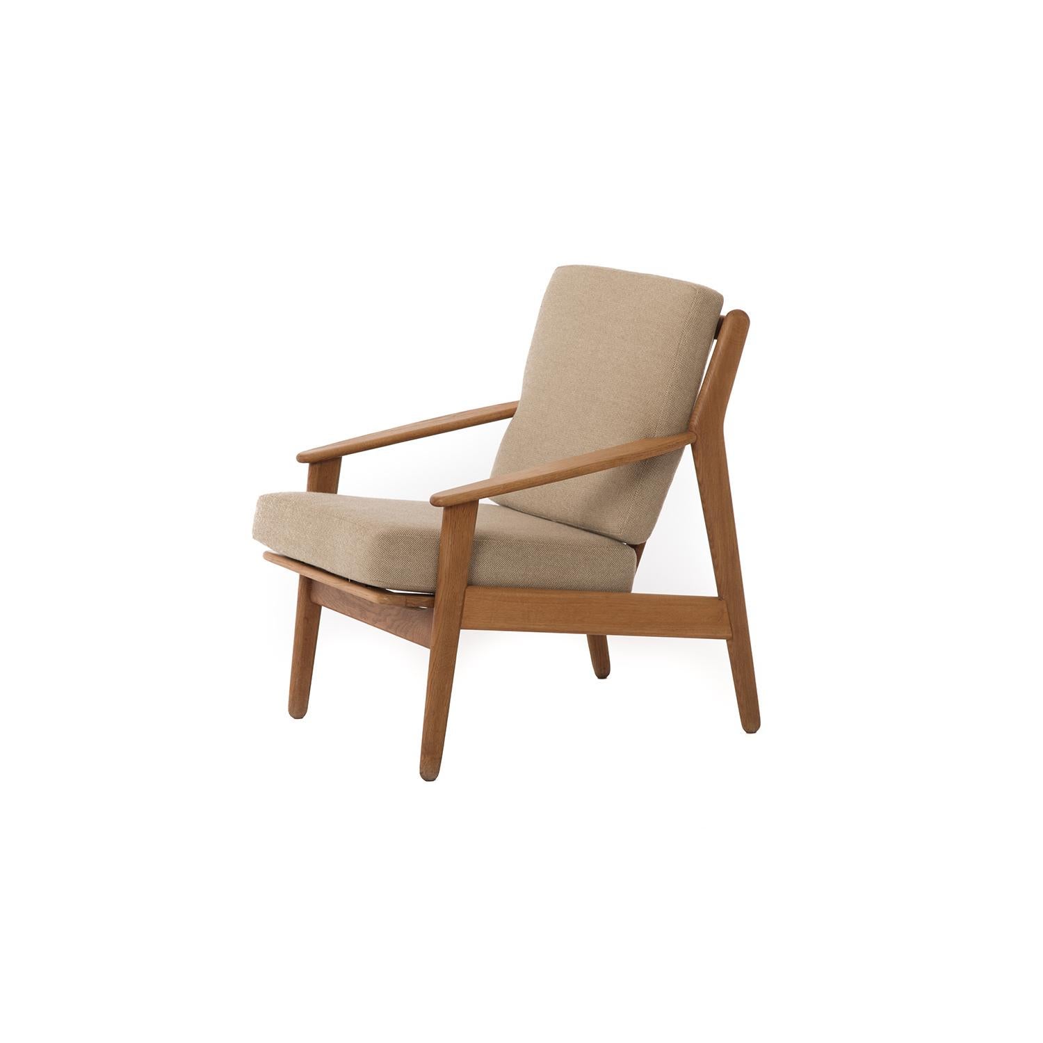 This vintage Danish Modern oak lounge chair has simple and Classic lines that could blend well into contemporary spaces. Cushions are a neutral pale-gold Hallingdal textile by Kvadrat in like-new condition. 

Professional, skilled furniture