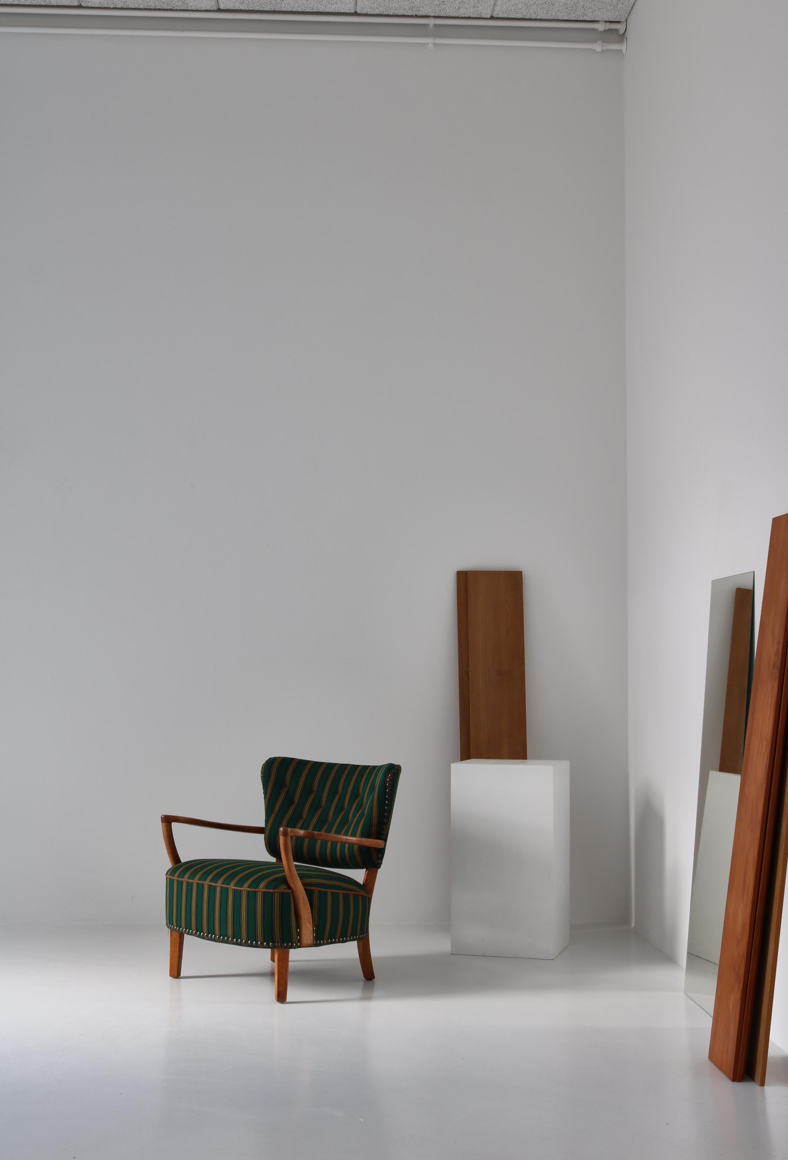 Scandinavian Modern Danish Modern Lounge Chair in Oak & Traditional Danish Olmerdug Wool, 1950s For Sale
