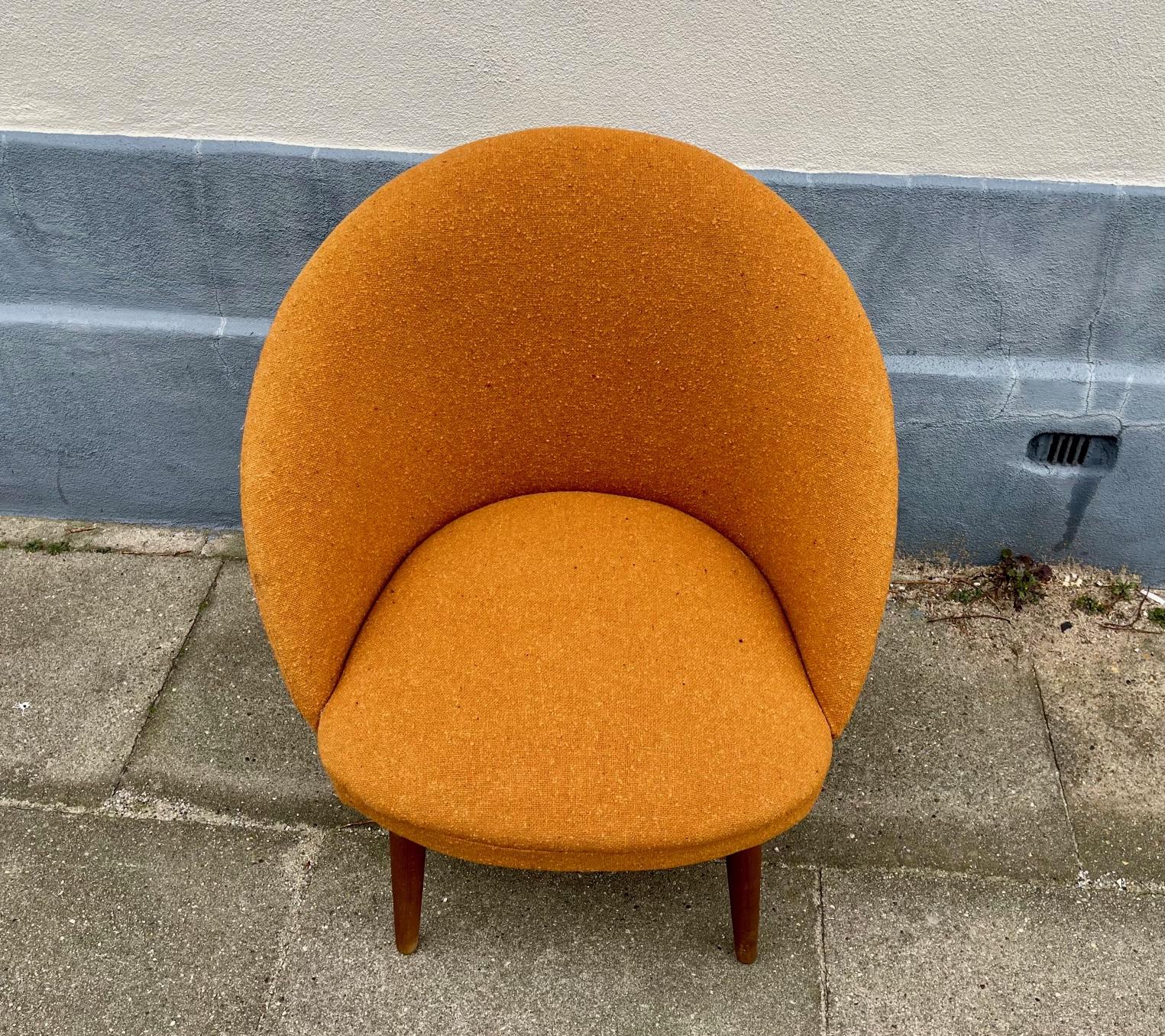 Danish Modern Lounge Chair in Orange Wool & Teak, 1960s In Good Condition For Sale In Esbjerg, DK