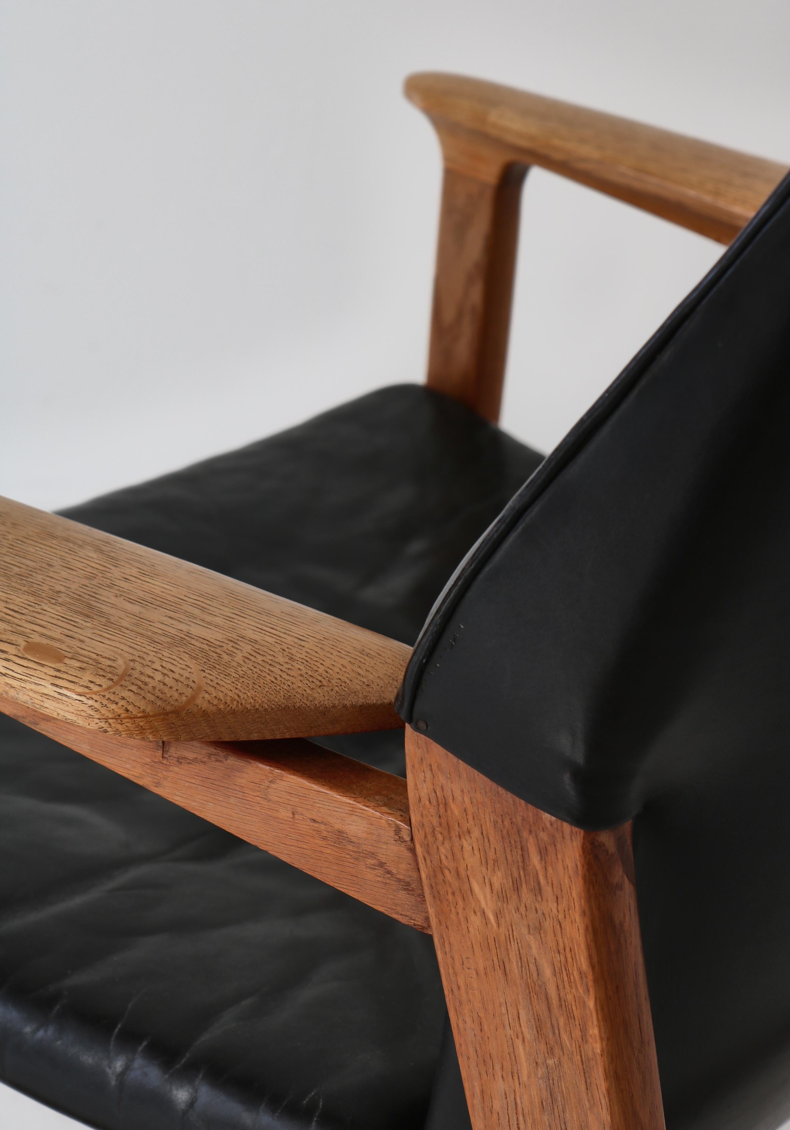 Danish Modern Lounge Chair in Patinated Oak & Black Leather by Hans Olsen, 1950s For Sale 6