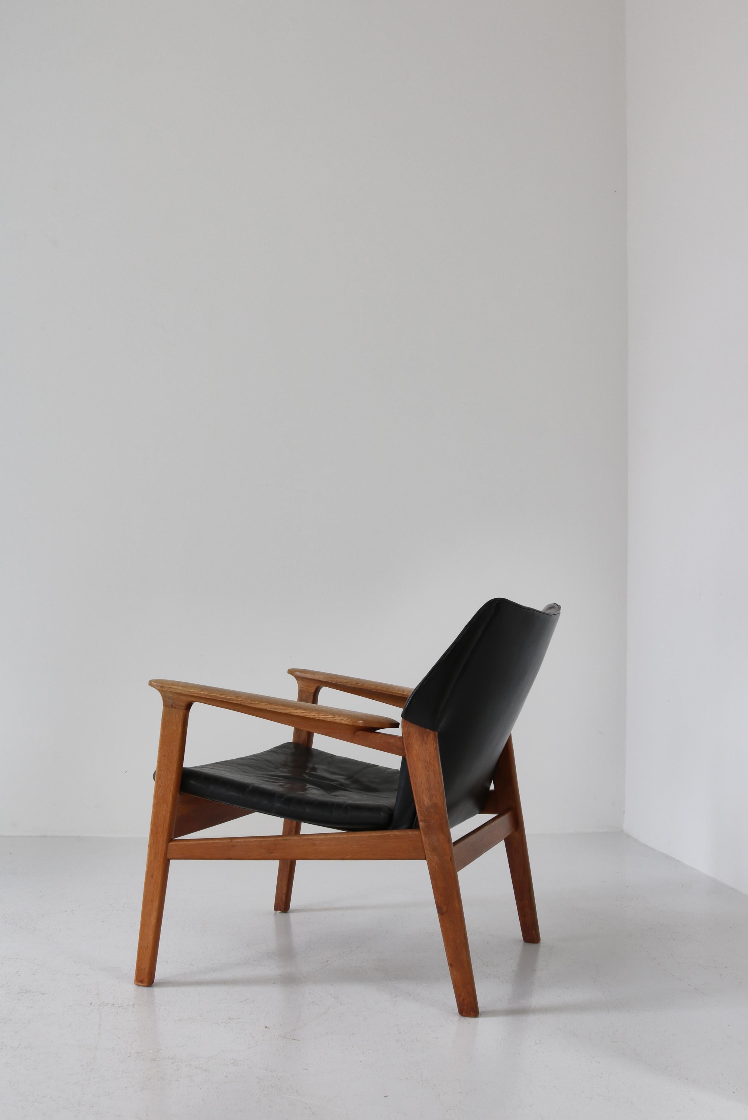 Danish Modern Lounge Chair in Patinated Oak & Black Leather by Hans Olsen, 1950s For Sale 9