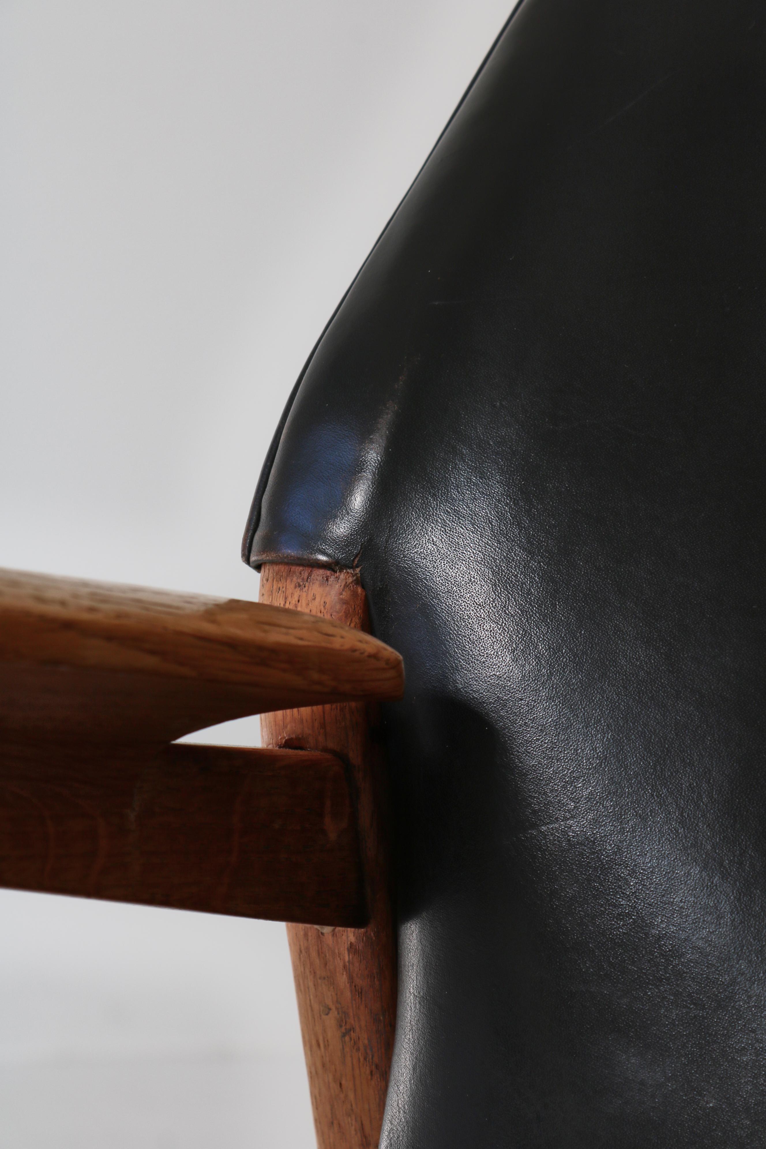 Danish Modern Lounge Chair in Patinated Oak & Black Leather by Hans Olsen, 1950s For Sale 13