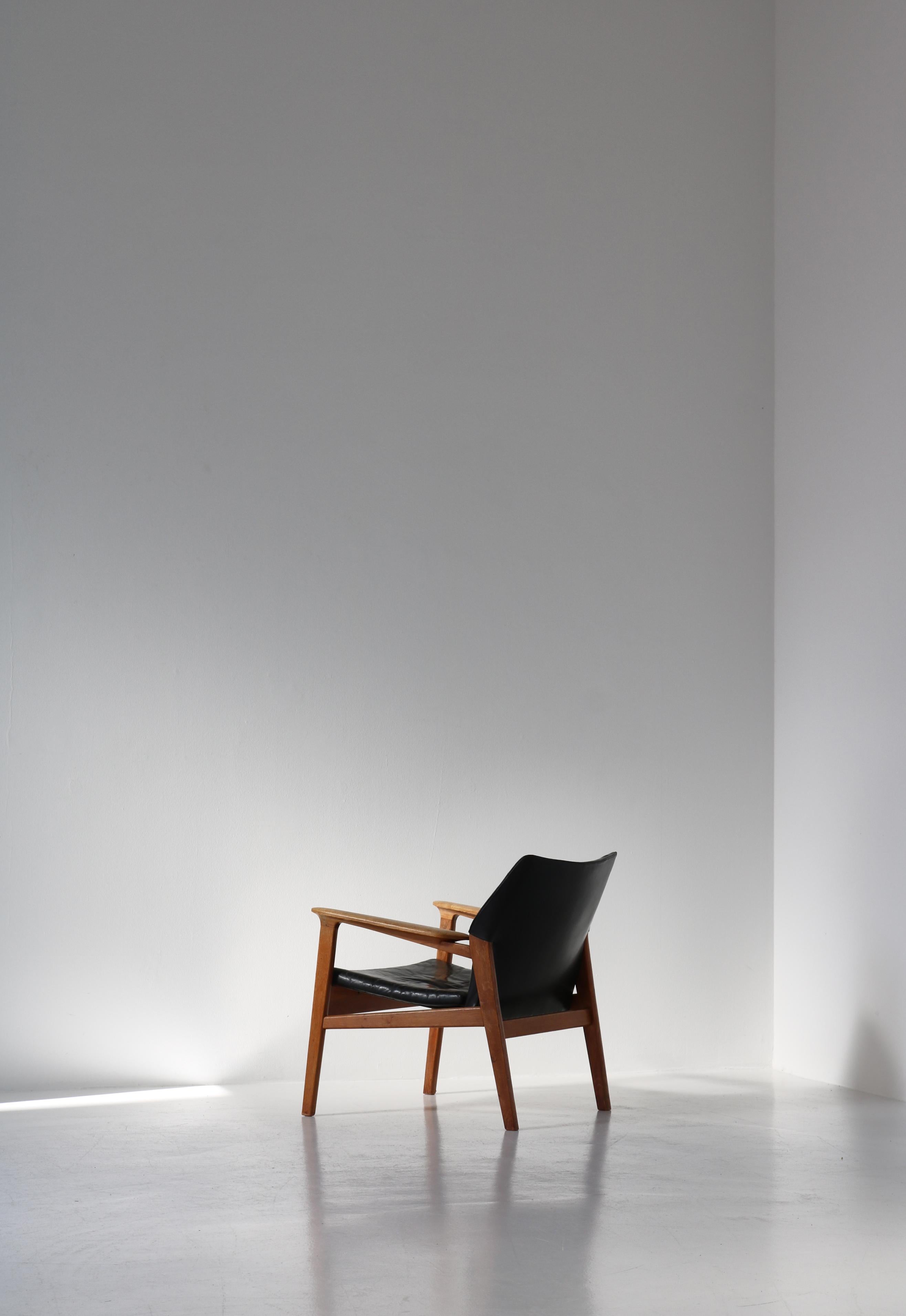 Danish Modern Lounge Chair in Patinated Oak & Black Leather by Hans Olsen, 1950s For Sale 14