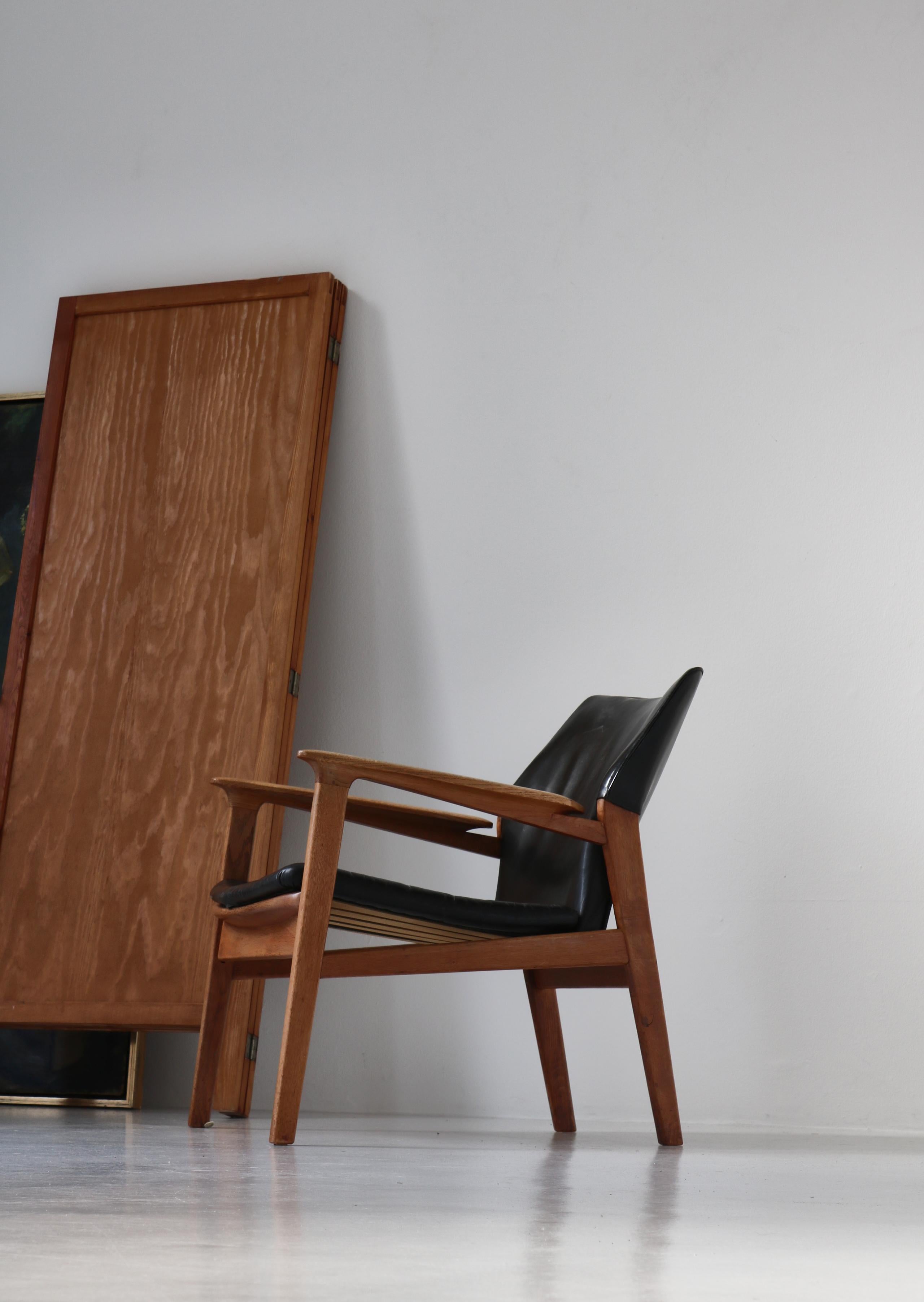 Magnifique et rare chaise longue conçue au début des années 1950 par le designer danois Hans Olsen et exécutée dans l'atelier de l'ébéniste Poul Dinesens au milieu des années 1950. Fabriqué en chêne massif patiné et en cuir aniline noir. Le fauteuil