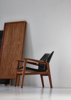 Danish Modern Lounge Chair in Patinated Oak & Black Leather by Hans Olsen, 1950s
