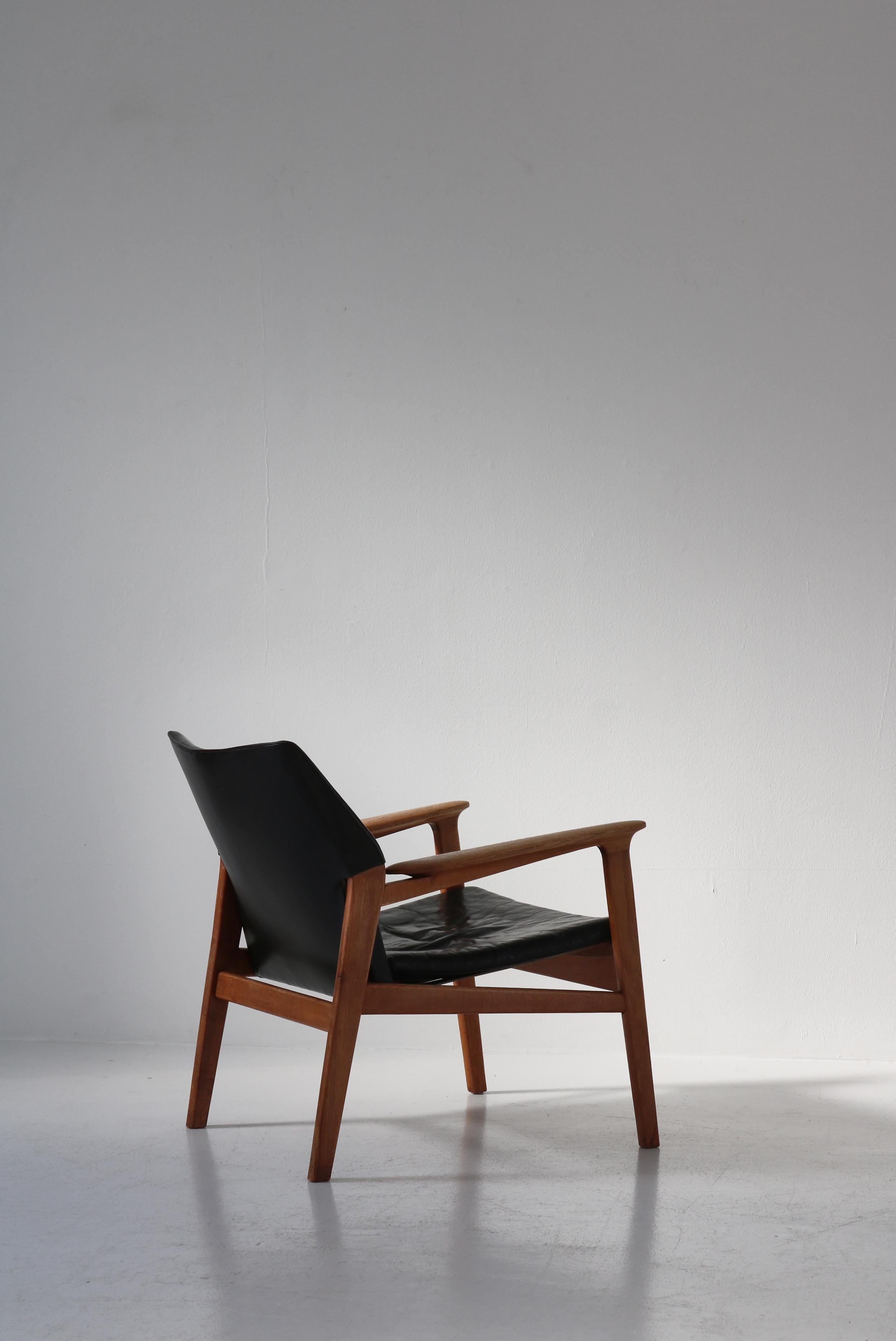 Scandinavian Modern Danish Modern Lounge Chair in Patinated Oak & Black Leather by Hans Olsen, 1950s For Sale