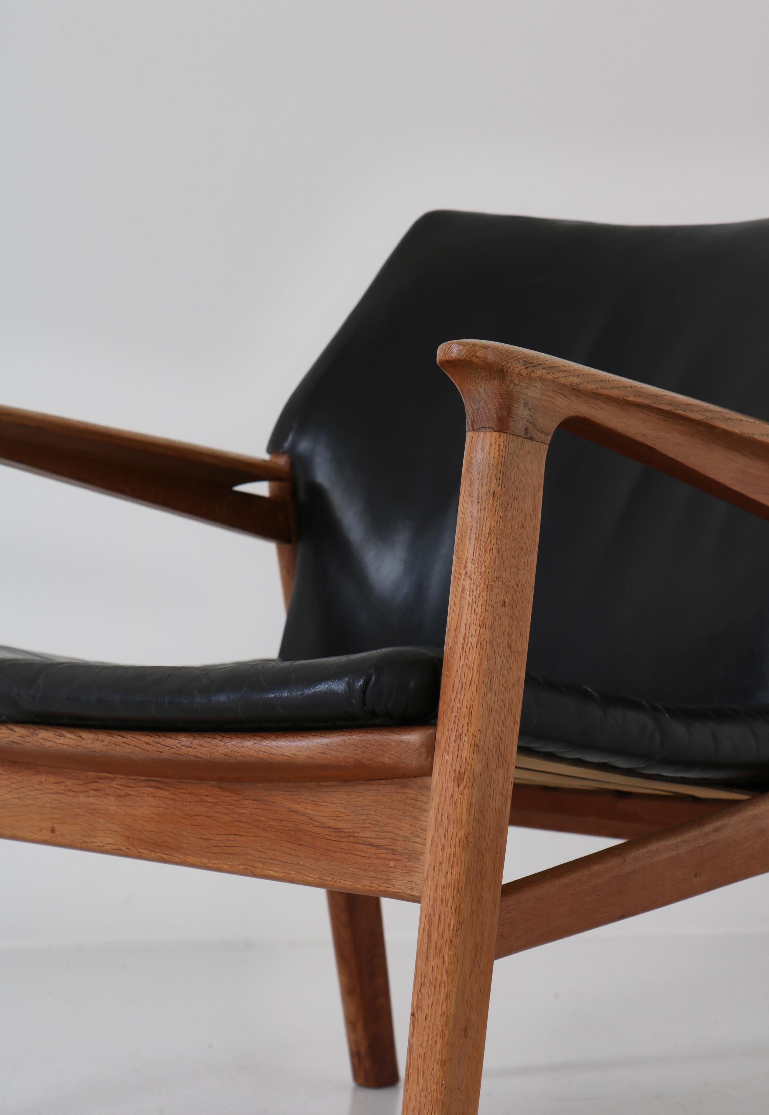 Milieu du XXe siècle Chaise longue moderne danoise en chêne patiné et cuir noir par Hans Olsen, années 1950 en vente
