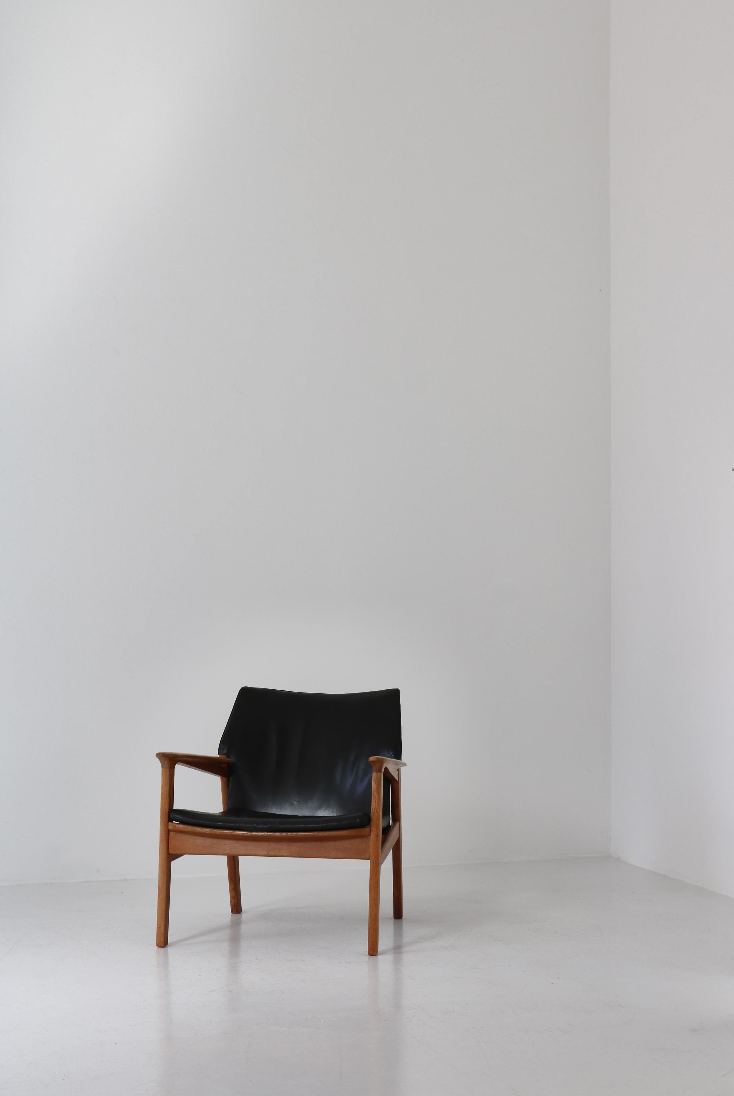 Danish Modern Lounge Chair in Patinated Oak & Black Leather by Hans Olsen, 1950s For Sale 2