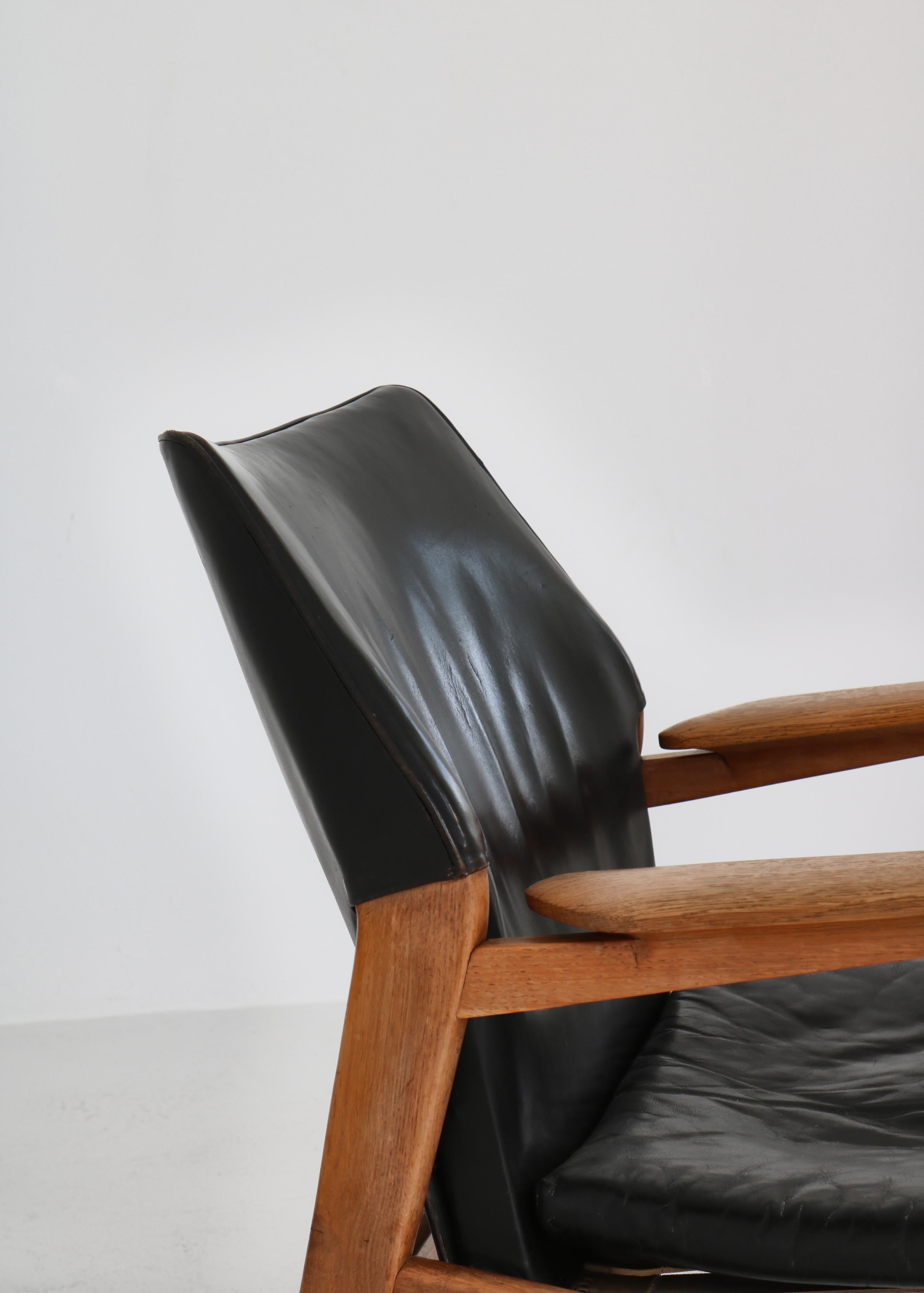 Danish Modern Lounge Chair in Patinated Oak & Black Leather by Hans Olsen, 1950s For Sale 3