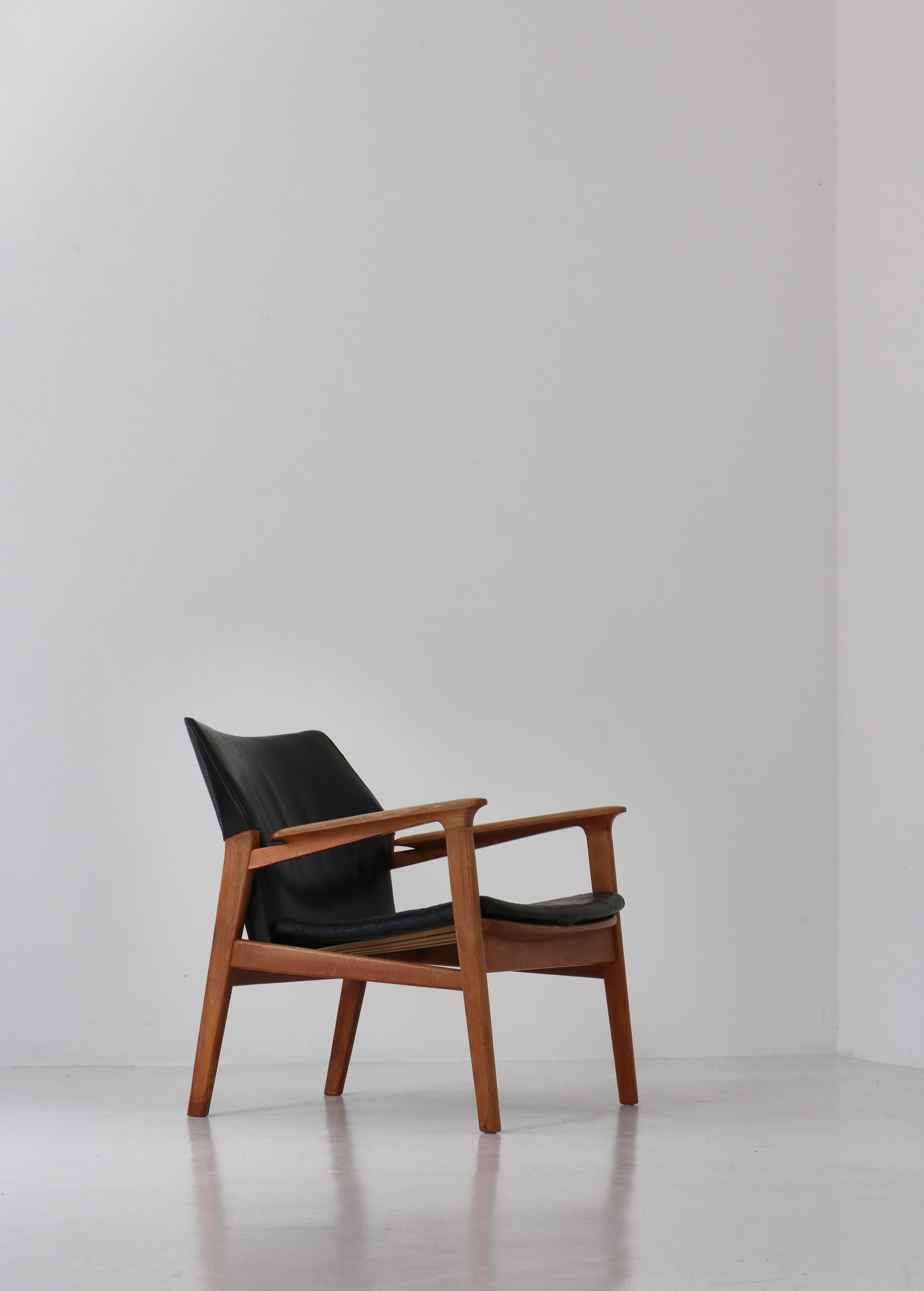 Danish Modern Lounge Chair in Patinated Oak & Black Leather by Hans Olsen, 1950s For Sale 4