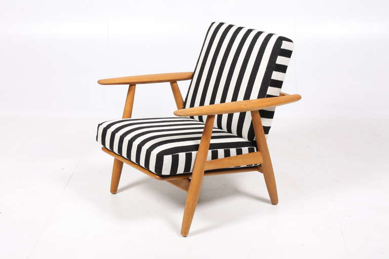Easy chair GE240 - Oak frame and upholstered with New fabric by Hanne Vedel - Designed by Maa. Hans J Wegner - Edited by GETAMA - Danish 1950s
Great condition.