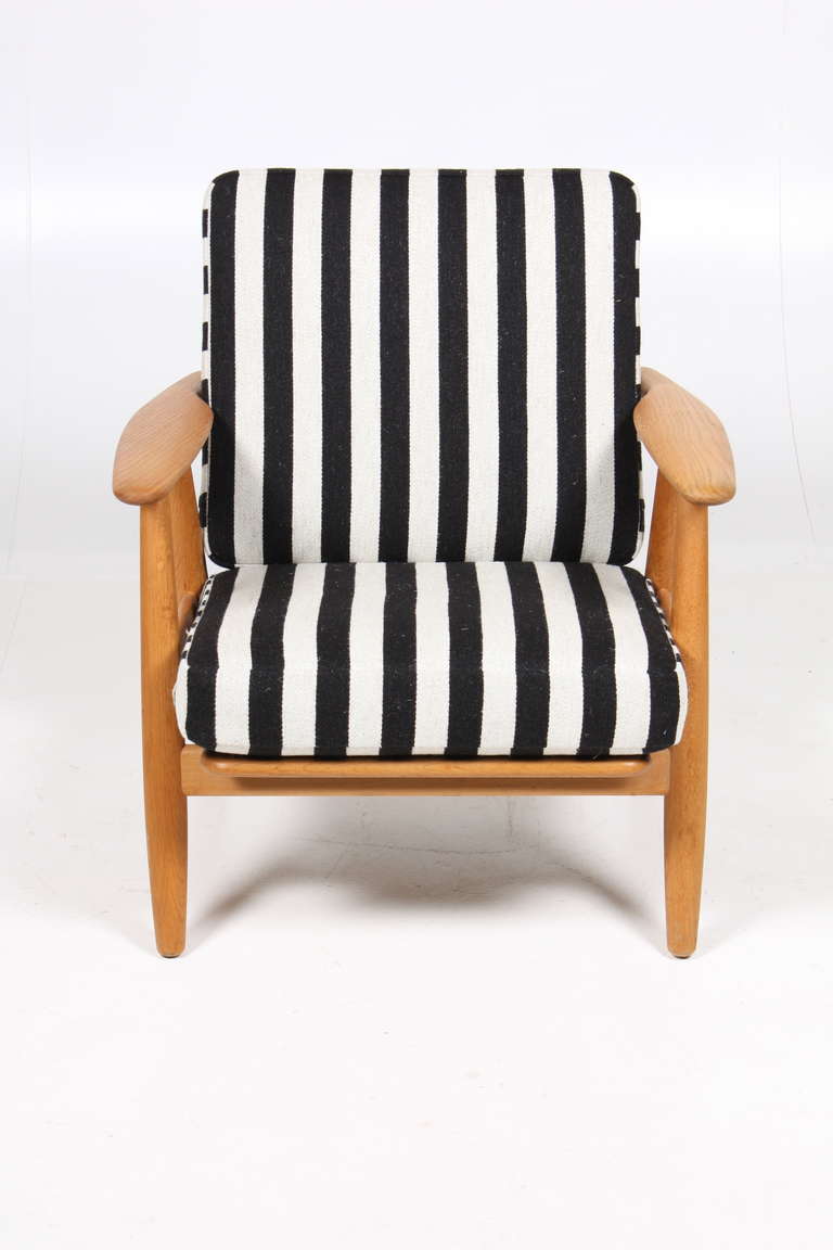 Mid-20th Century Danish Modern Lounge Chair in Patinated Oak by Hans Wegner by GETAMA, 1950