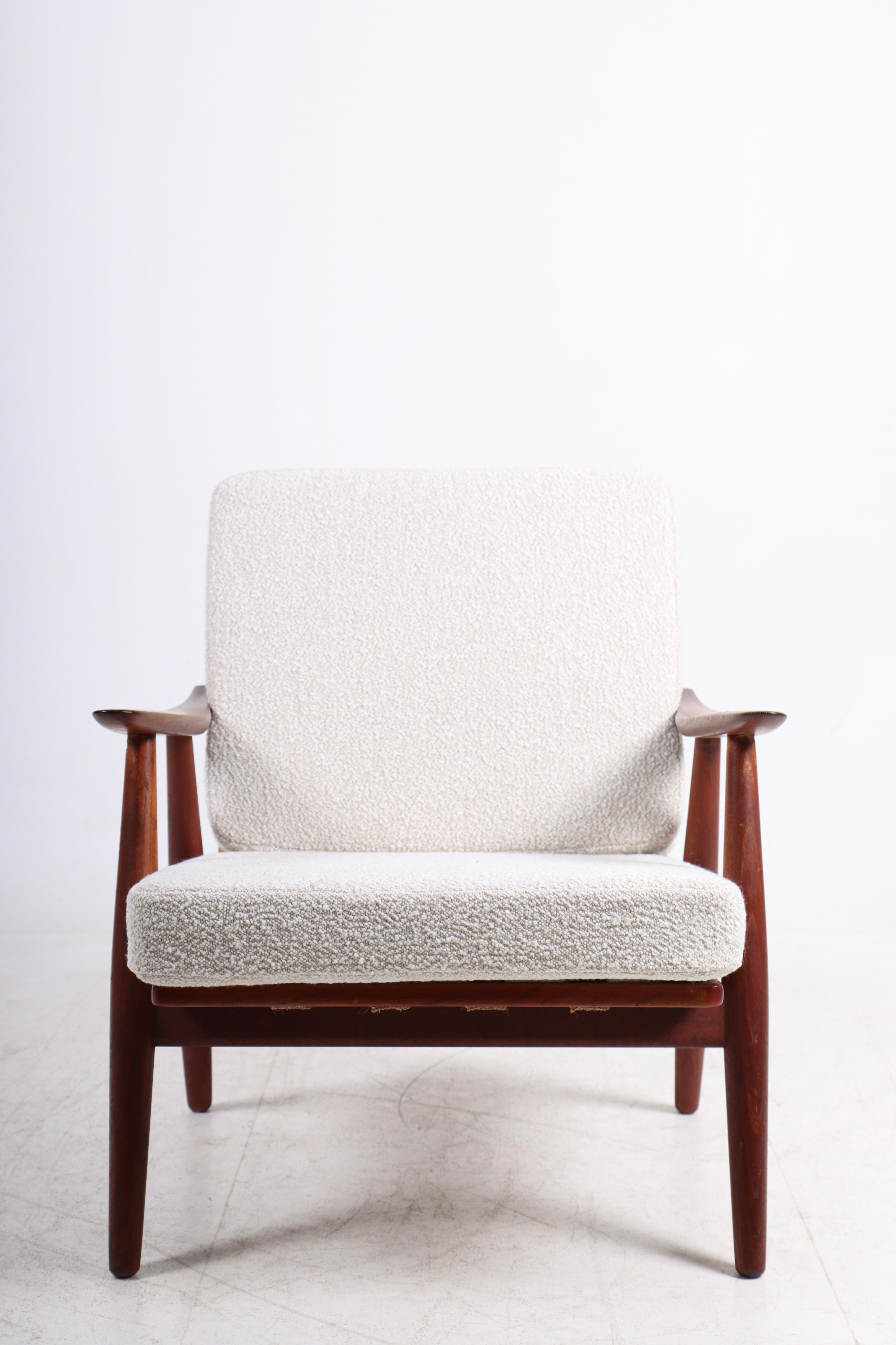 Easy chair GE270 - teak frame with cane and upholstered with New boucle fabric - Designed by Maa. Hans J Wegner - Edited by GETAMA - Danish 1950s
Great condition.