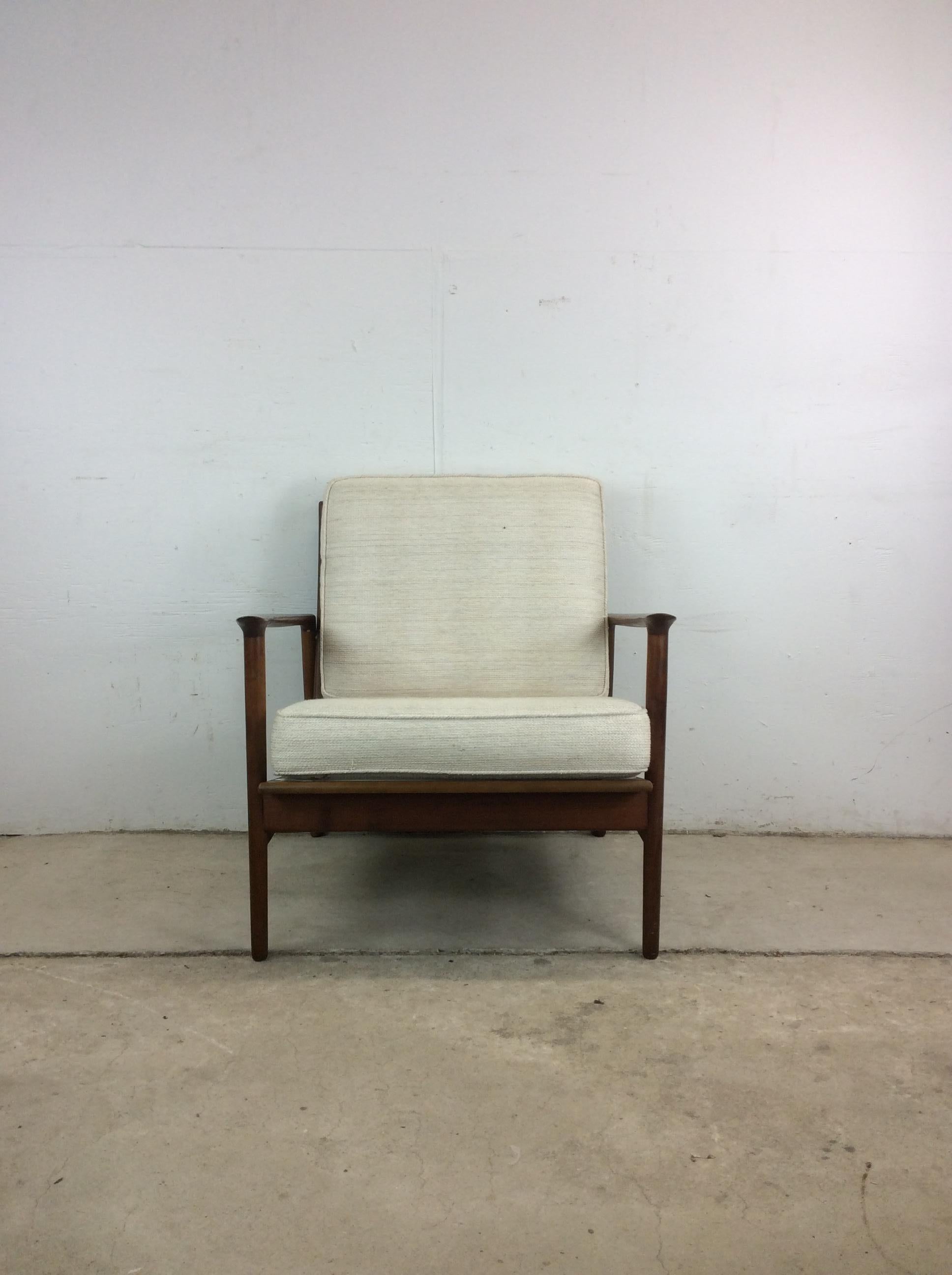 Cette chaise de salon moderne danoise présente une construction en bois dur, une finition originale en noyer, des coussins blancs vintage et des pieds fuselés.

Dimensions : 30.5w 31d 28h 11.5sh 19.5ah

Notes sur l'état : Le châssis de la chaise en