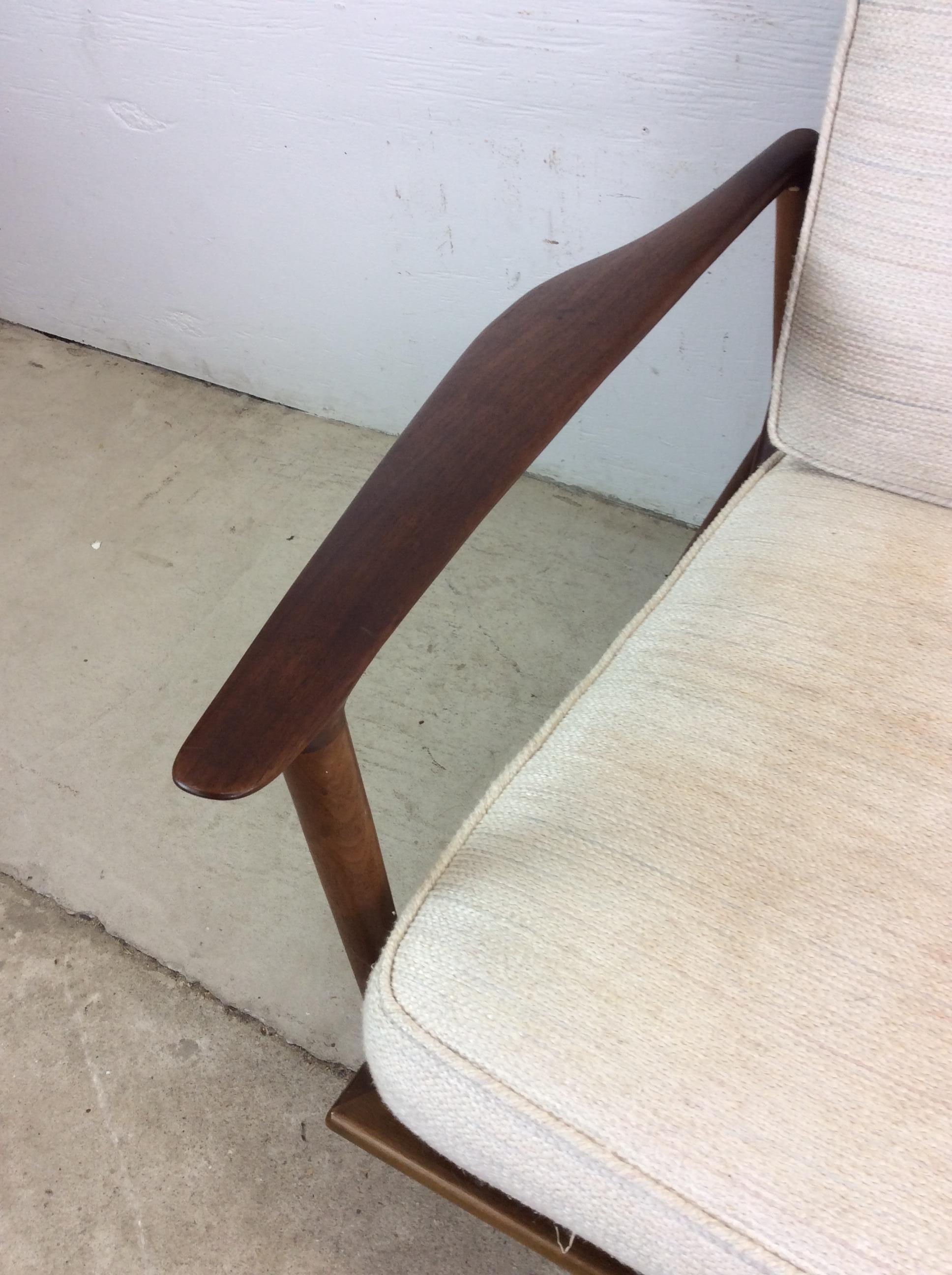 Chaise longue moderne danoise avec structure en teck massif Bon état - En vente à Freehold, NJ