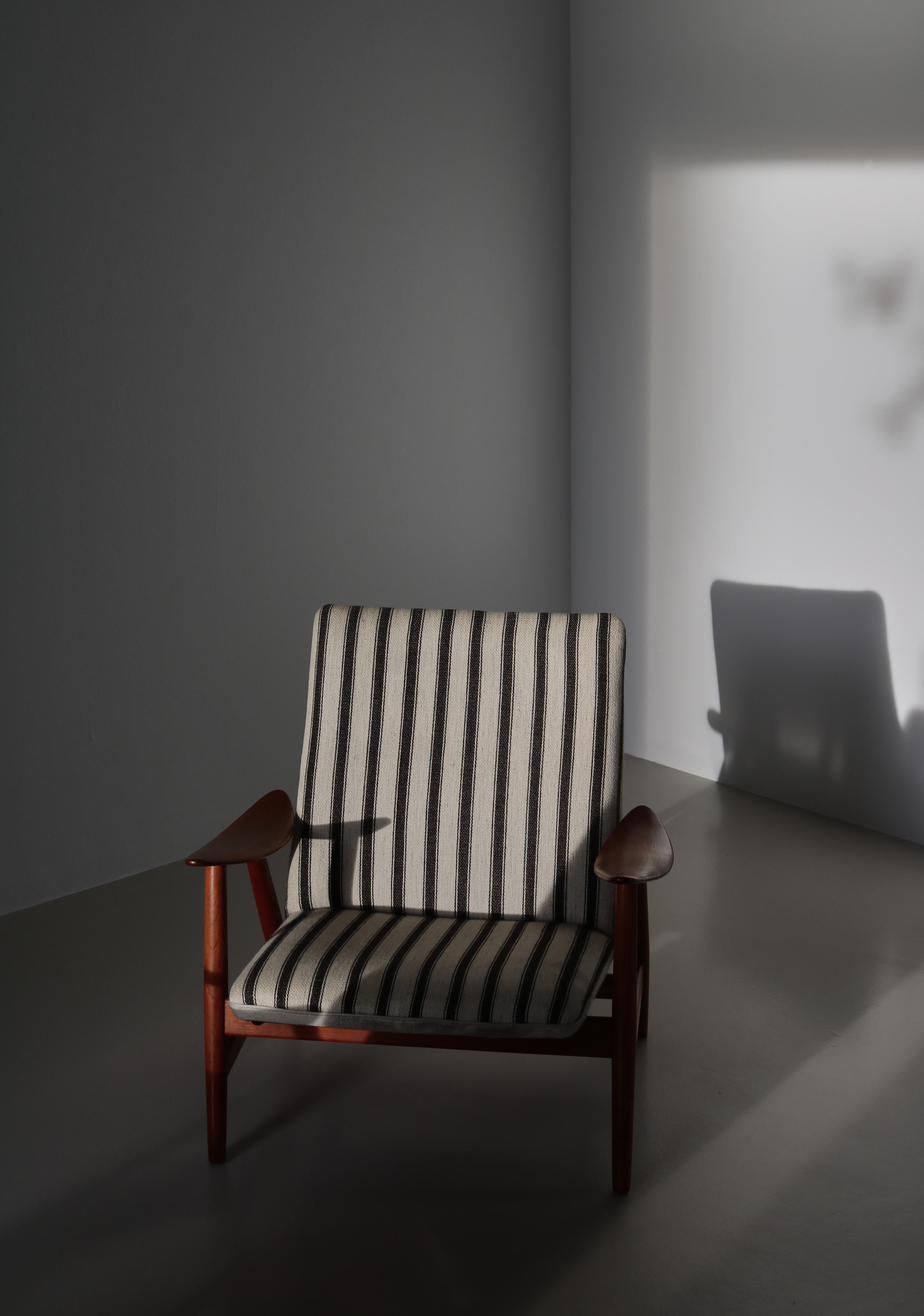 Danish Modern Lounge Chairs by Illum Wikkelsø made at Søren Willadsen, 1950s For Sale 13