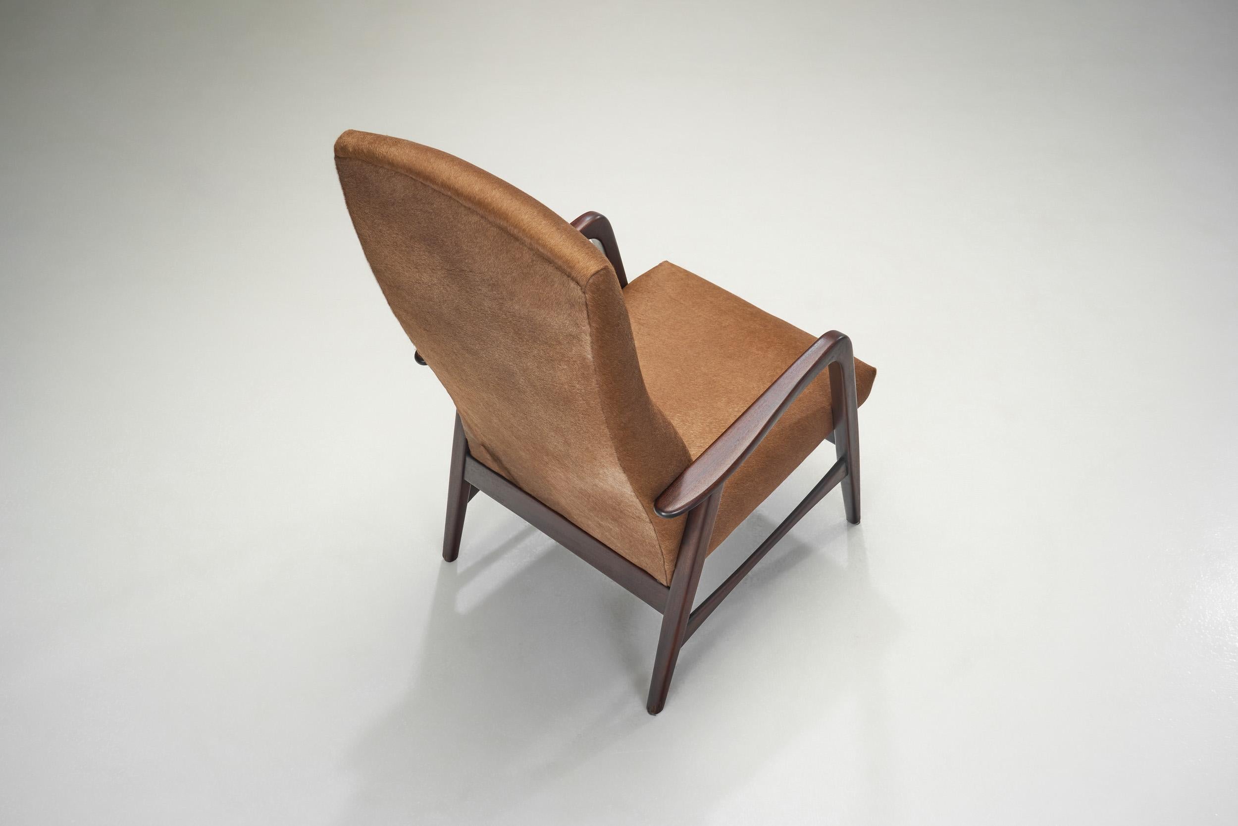 Danish Modern Lounge Chairs in Brown Cowhide, Denmark 1960s For Sale 1
