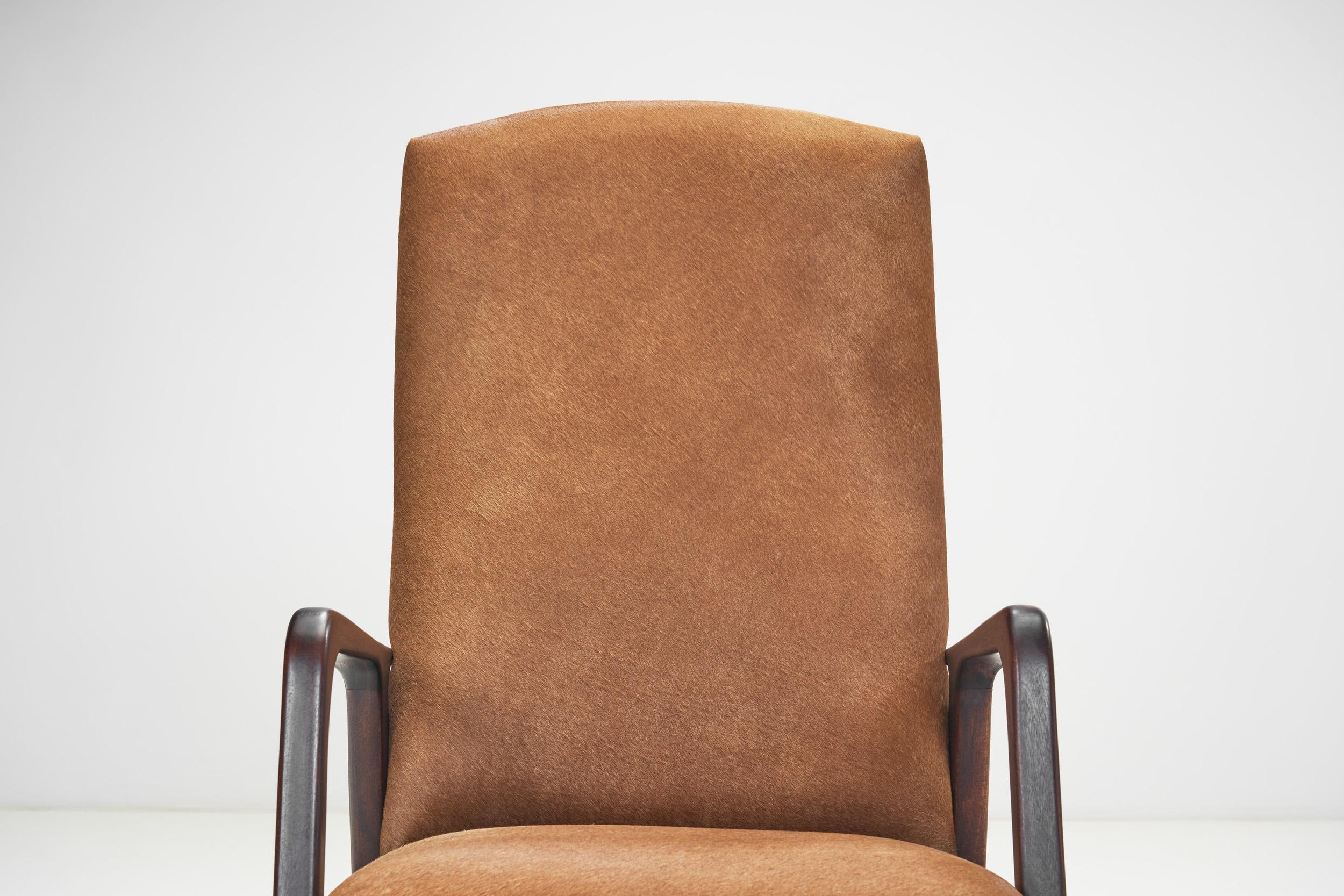 Danish Modern Lounge Chairs in Brown Cowhide, Denmark 1960s For Sale 3