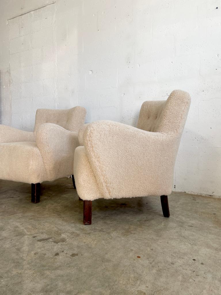 Paire de chaises modernes danoises vintage. Récupéré dans un tissu semblable à de la peau de mouton. Importé du Danemark.