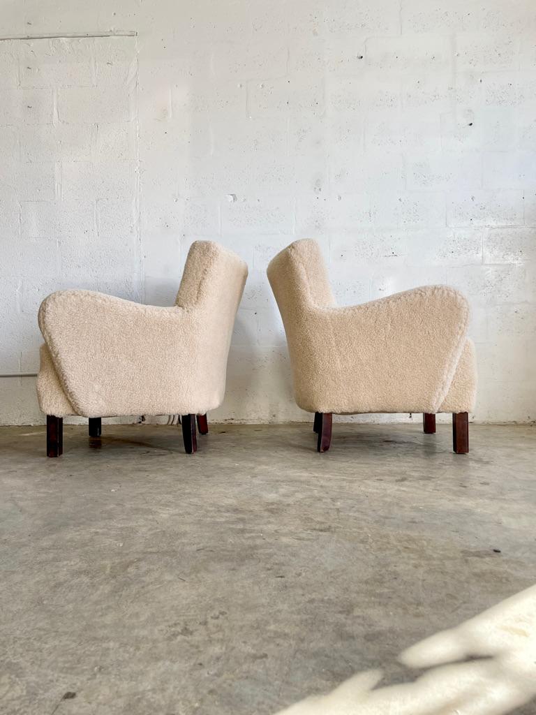 Mid-Century Modern Paire de chaises longues danoises modernes Sherpa en peau de mouton en vente