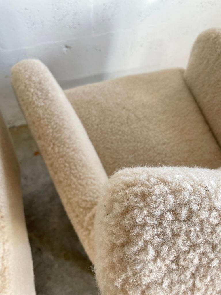 Danois Paire de chaises longues danoises modernes Sherpa en peau de mouton en vente
