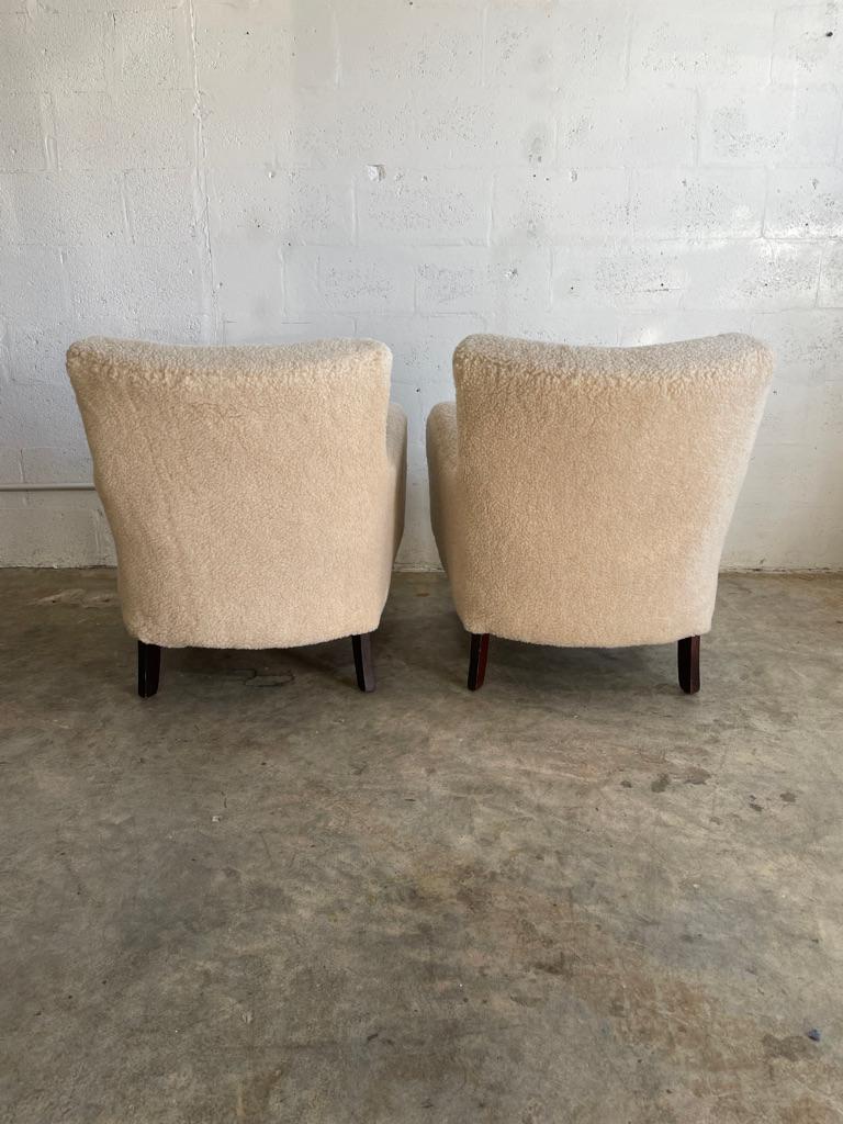 Paire de chaises longues danoises modernes Sherpa en peau de mouton Bon état - En vente à Fort Lauderdale, FL