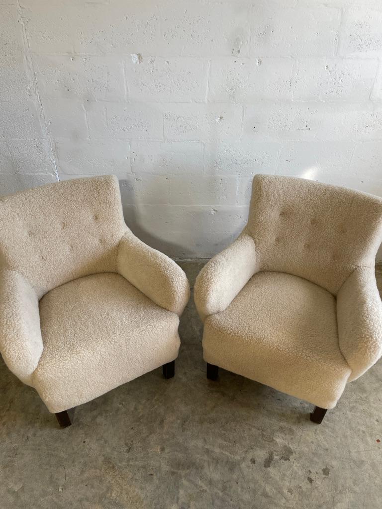 20ième siècle Paire de chaises longues danoises modernes Sherpa en peau de mouton en vente