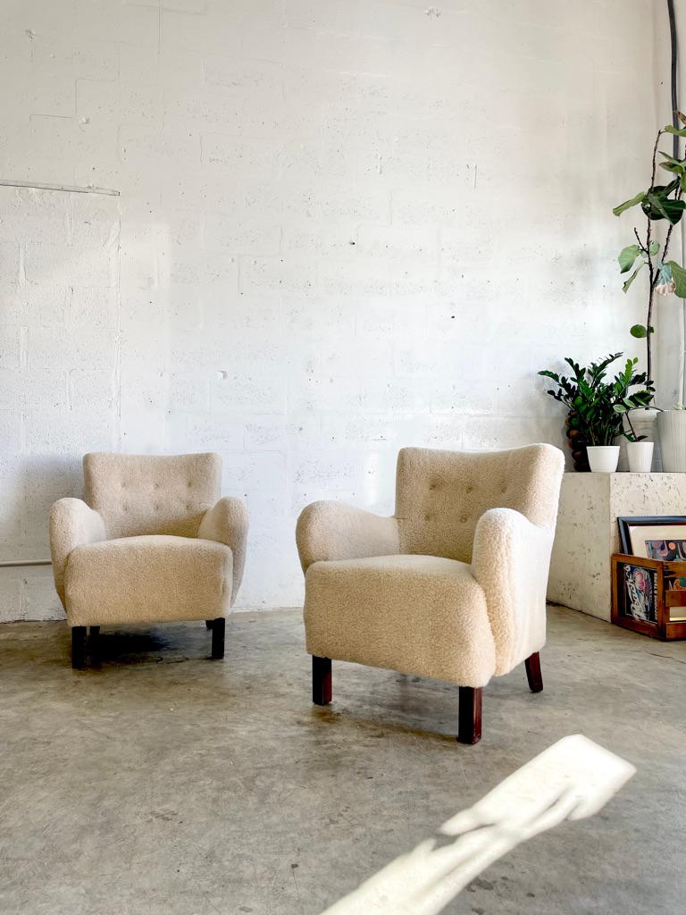 Paire de chaises longues danoises modernes Sherpa en peau de mouton en vente 1