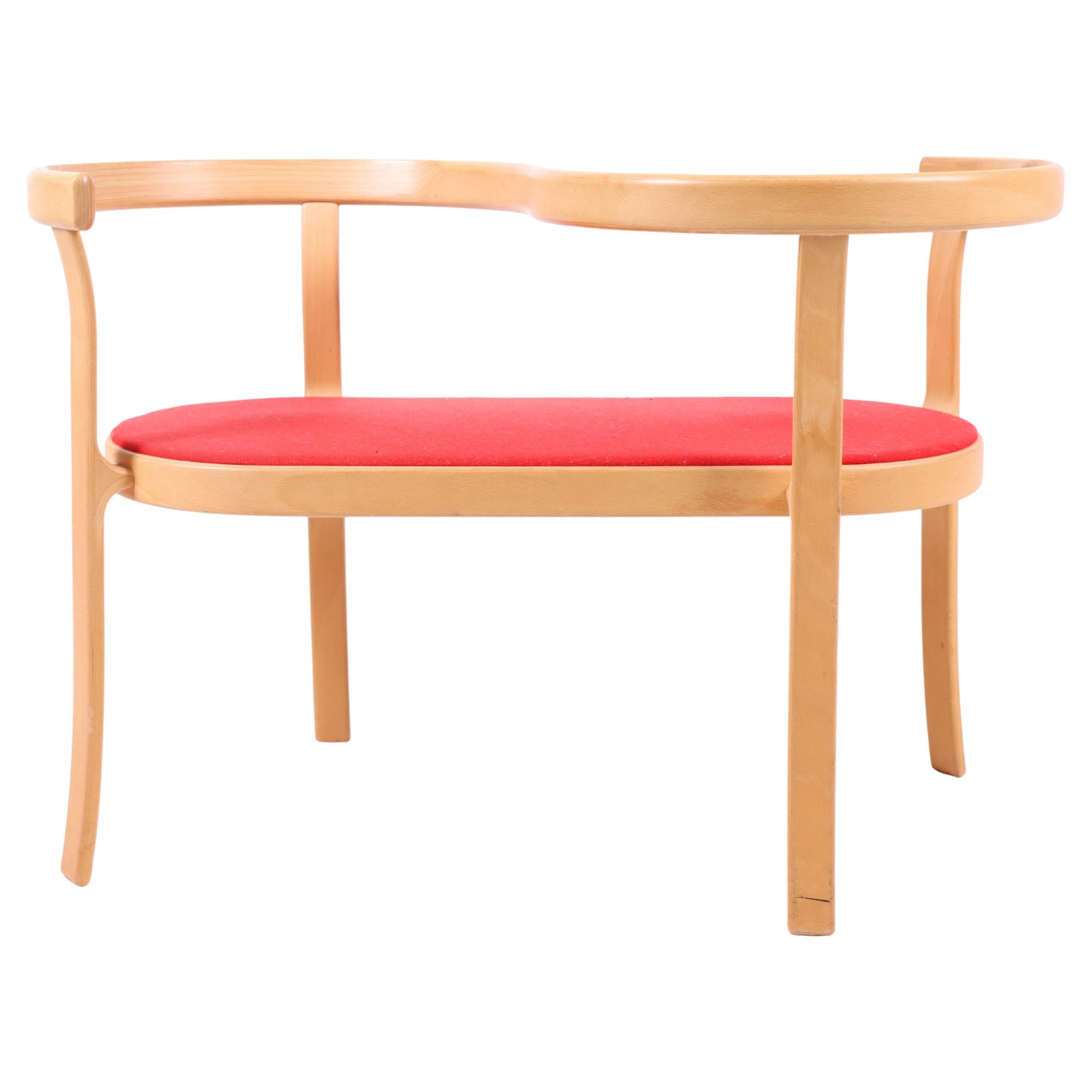 Elegante panca con struttura in Beeche e seduta in tessuto. Progettato dagli architetti danesi Johnny Sørensen e Rud Thygesen.