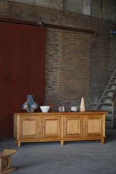 Dänische Moderne, niedrige Anrichte aus Eiche mit vertäfelten Türen, Mitte 20.