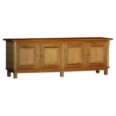 Dänische Moderne, niedrige Anrichte aus Eiche mit vertäfelten Türen, Mitte 20.