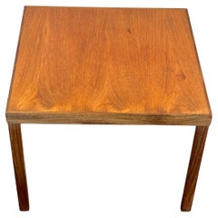 Mesa auxiliar danesa moderna de perfil bajo de Hans Olsen para Finn Lindebo Hansen