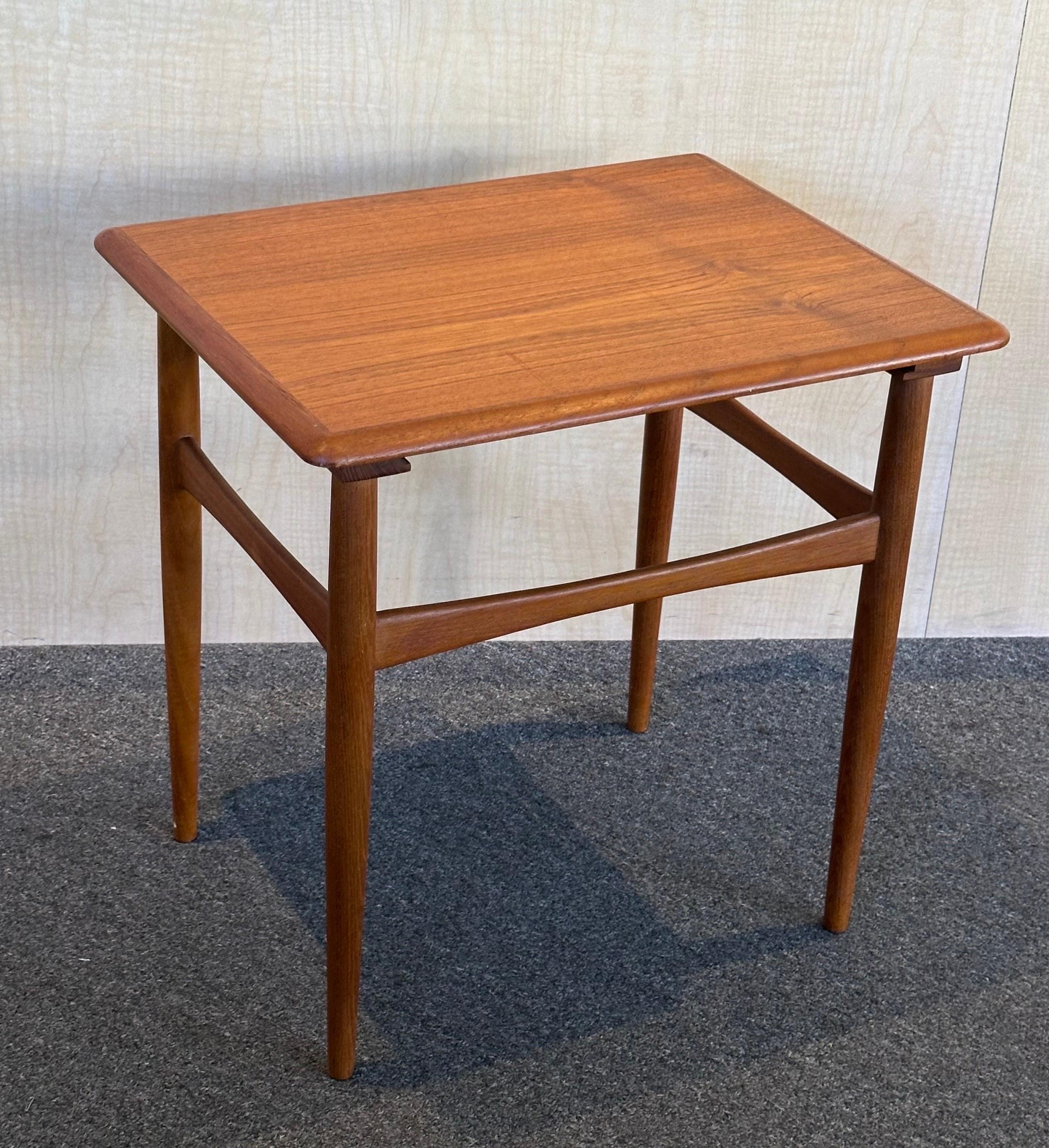 Danois Table d'appoint danoise moderne à profil bas de Hans Olsen pour Finn Lindebo Hansen en vente