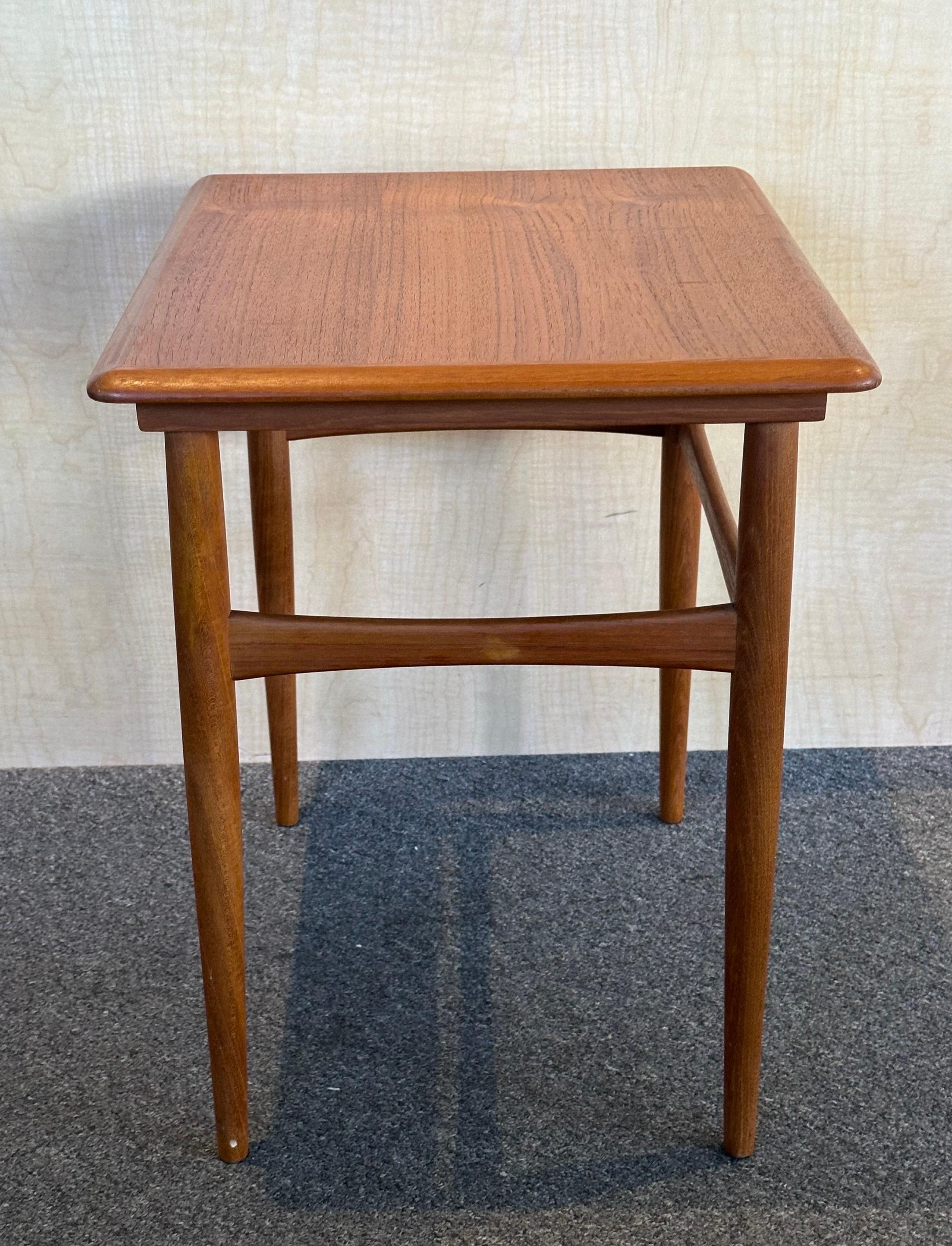 Teck Table d'appoint danoise moderne à profil bas de Hans Olsen pour Finn Lindebo Hansen en vente