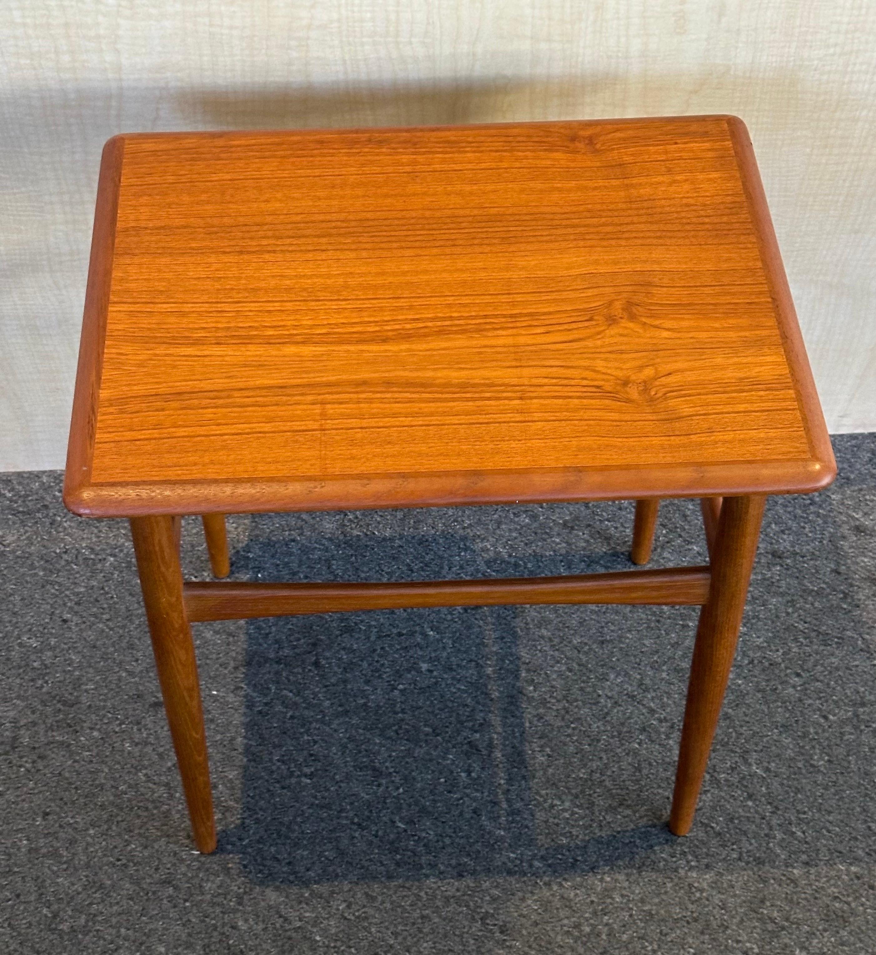 Table d'appoint danoise moderne à profil bas de Hans Olsen pour Finn Lindebo Hansen en vente 1