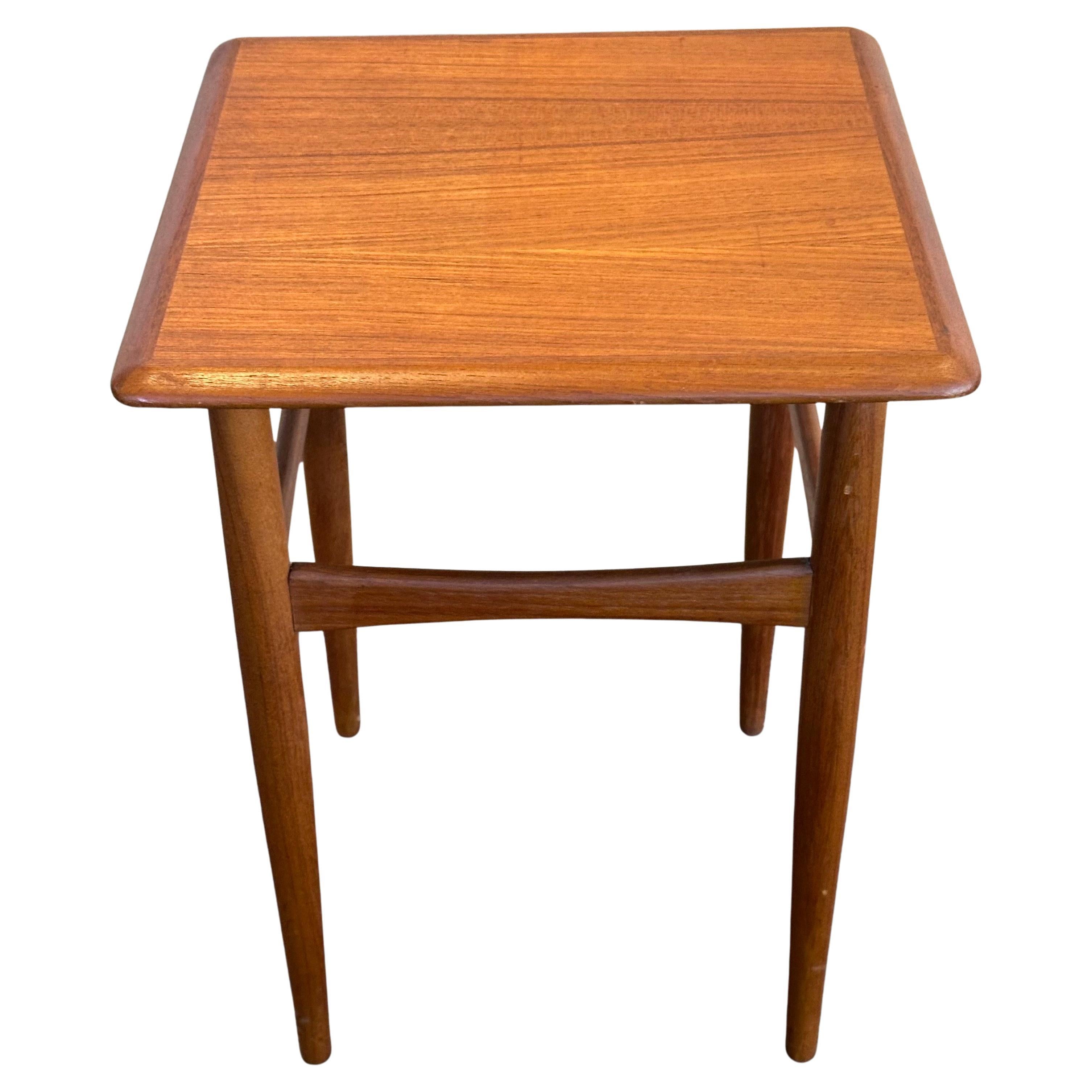 Elegante tavolino danese moderno a basso profilo di Kai Kristiansen, anni '60 circa. Il tavolo è in ottime condizioni vintage e misura 13,25