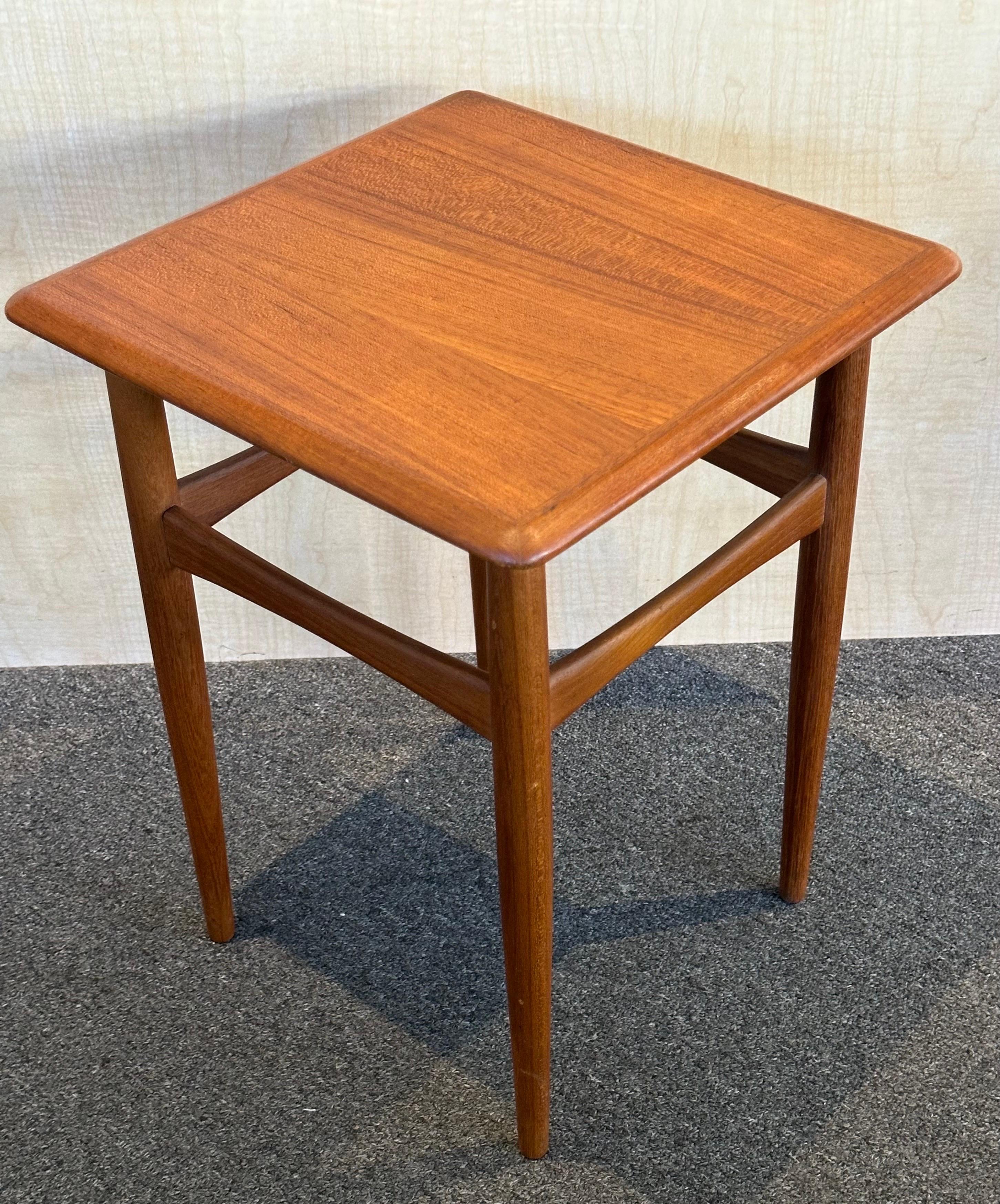 Teak Tavolino moderno danese a basso profilo di Kai Kristiansen in vendita