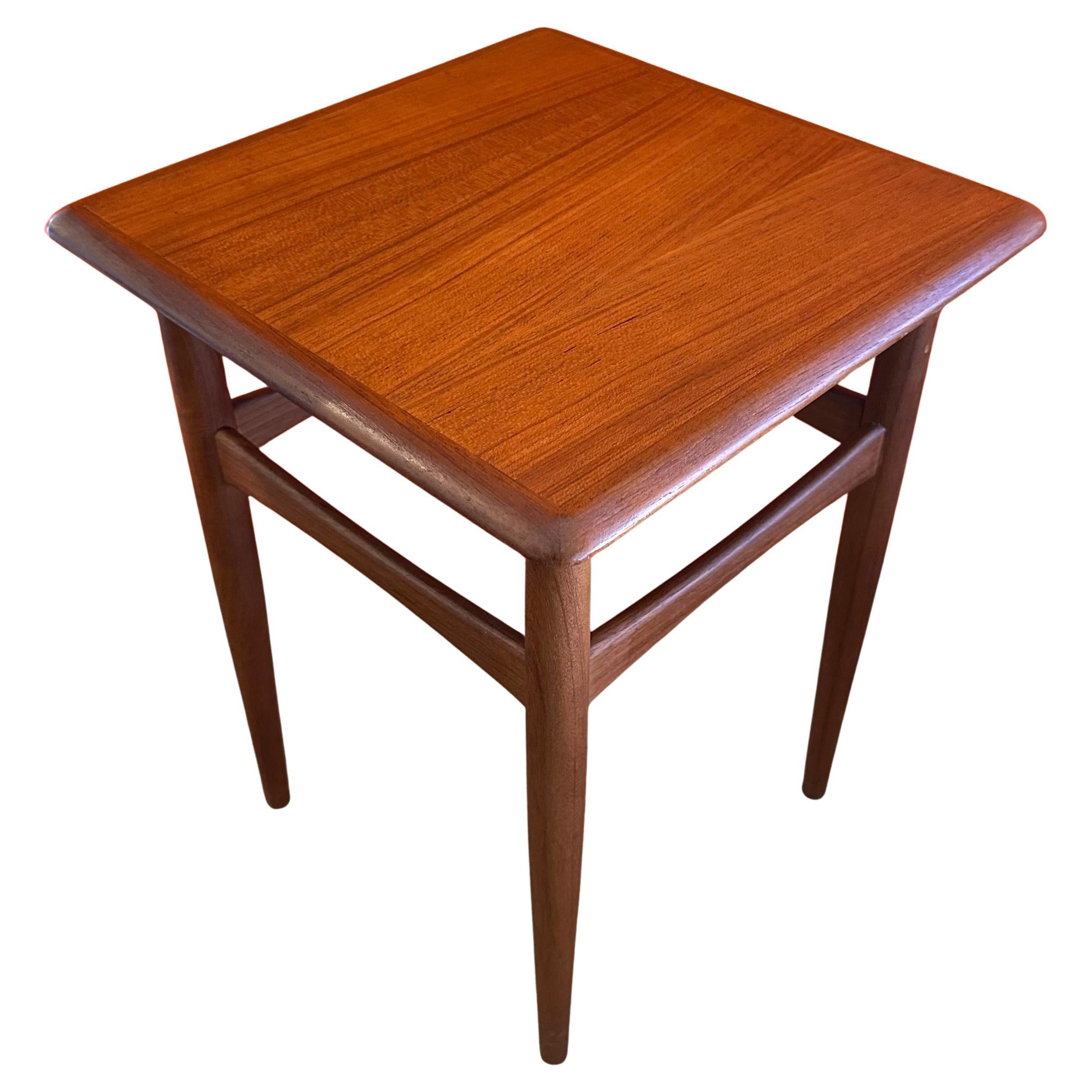 Table d'appoint moderne danoise à profil bas par Kai Kristiansen