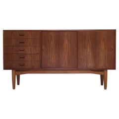 Dänisches modernes:: niedriges Sideboard / Kredenz aus Teak und Eiche von Gunni Omann:: 1956