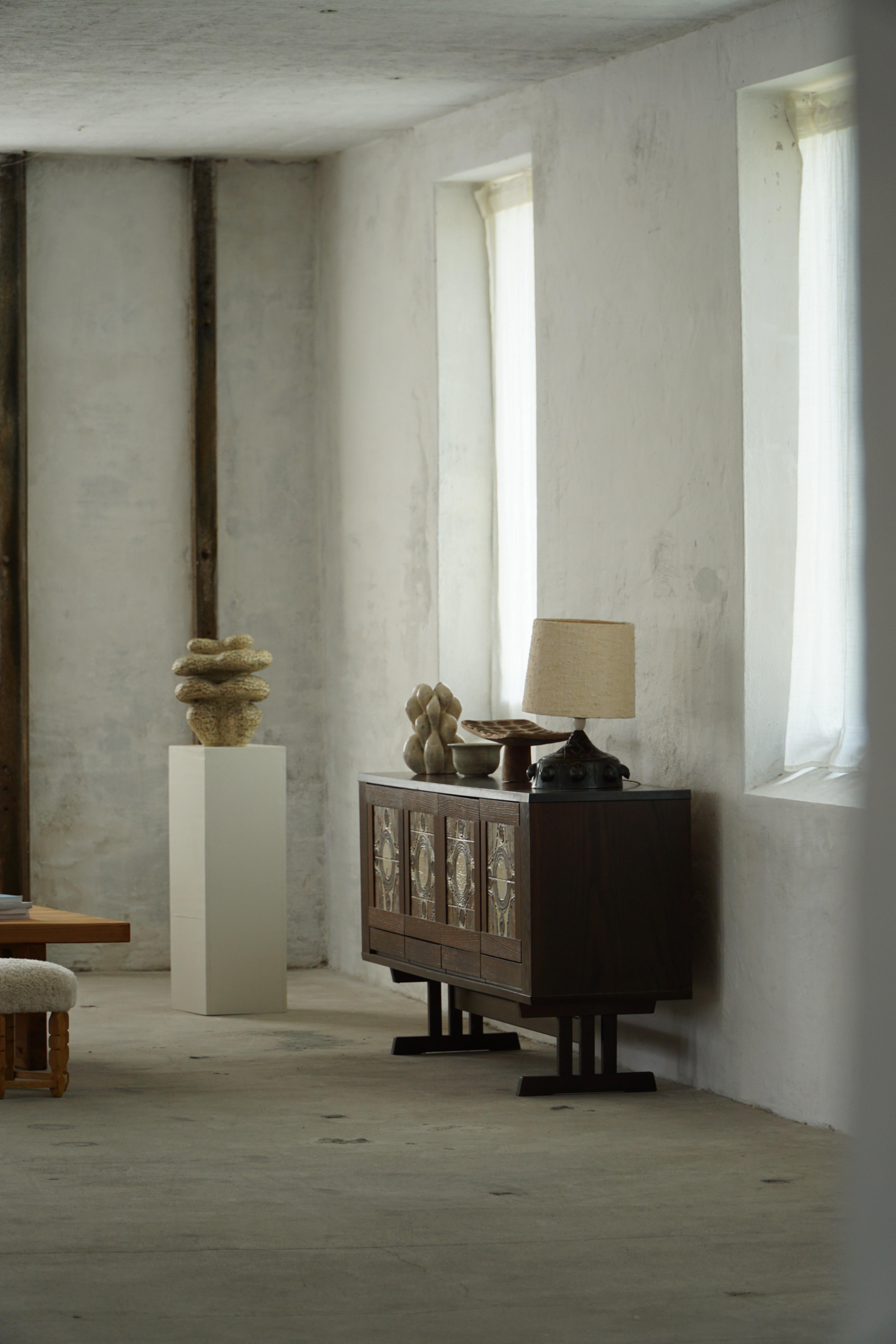 Découvrez l'élégance intemporelle et le savoir-faire du design moderne danois avec ce buffet bas exquis de Skovby, créé dans les années 1970. Fabriquée en chêne et ornée de carreaux de céramique magnifiquement texturés, cette pièce allie la forme et