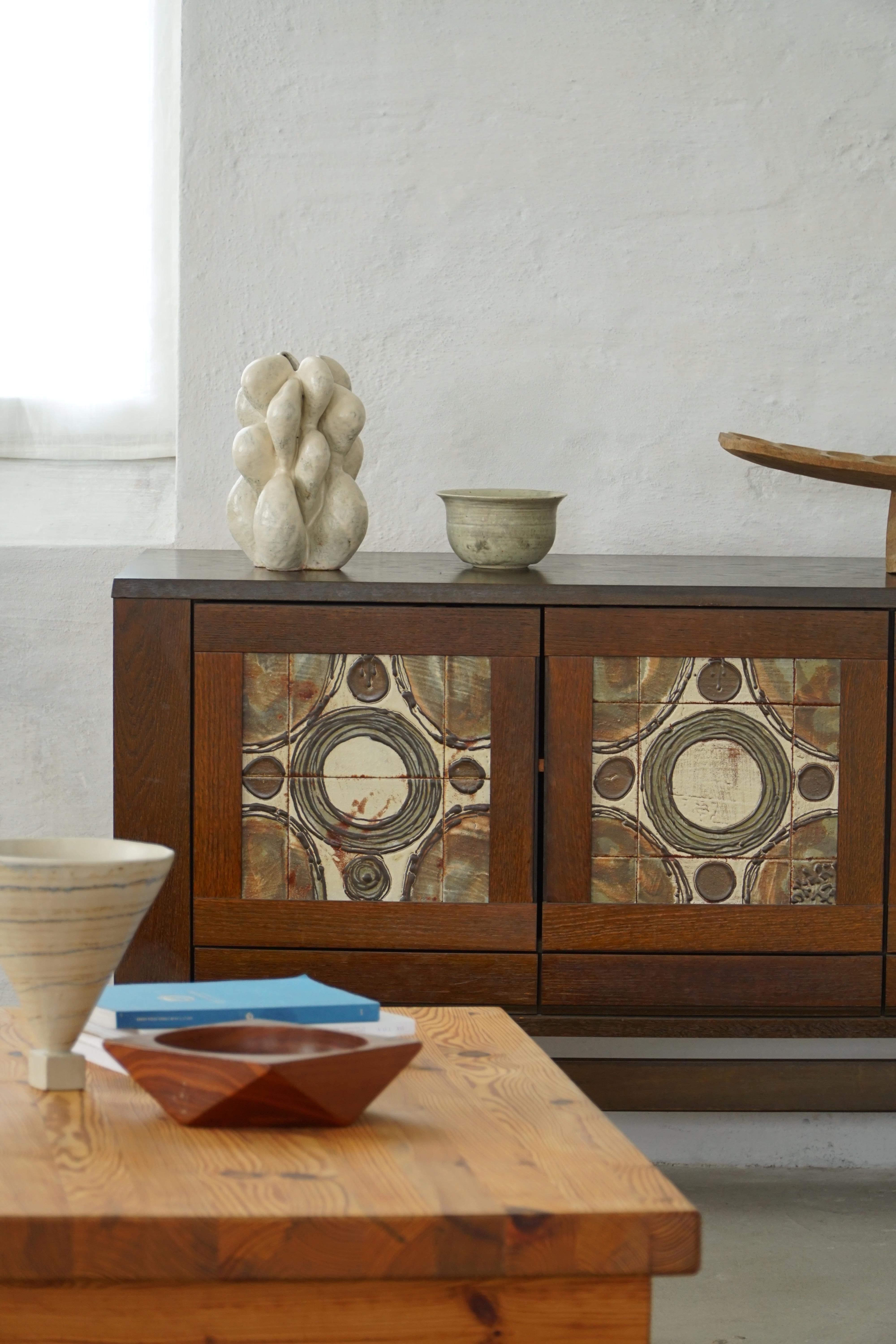 Buffet bas moderne danois en chêne et carreaux de céramique, fabriqué par Skovby, années 1970 Bon état - En vente à Odense, DK