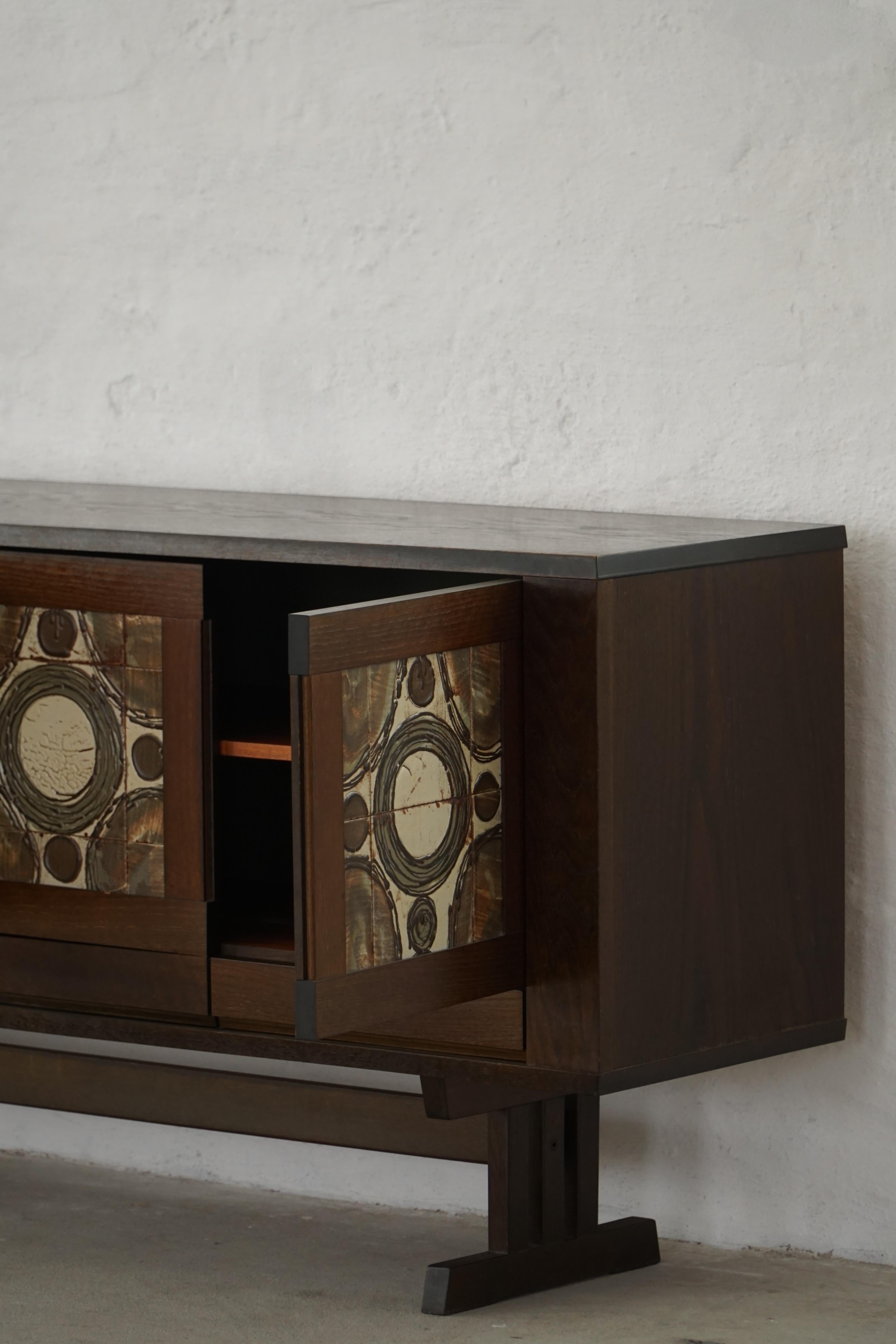 Céramique Buffet bas moderne danois en chêne et carreaux de céramique, fabriqué par Skovby, années 1970 en vente