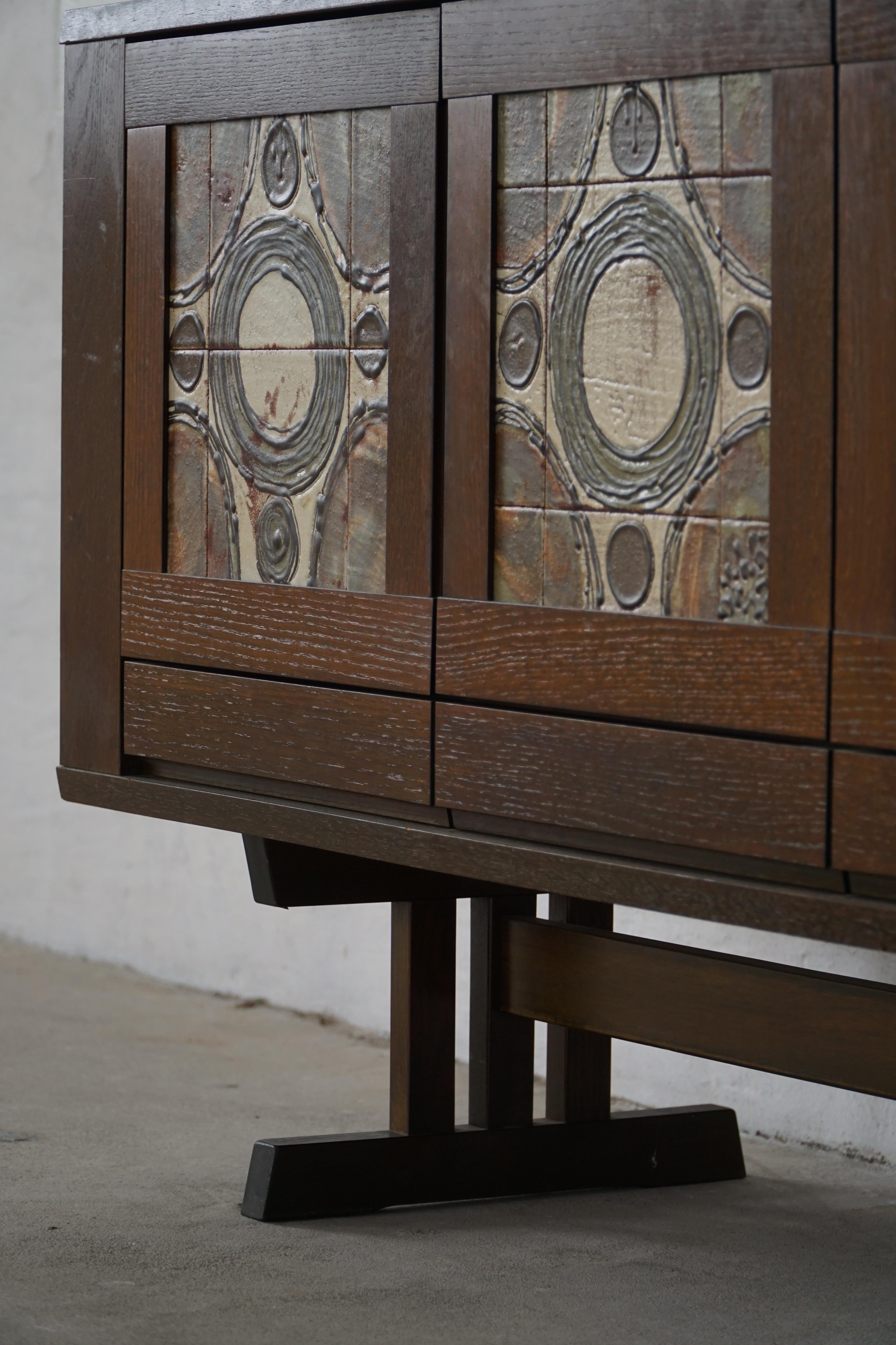 Buffet bas moderne danois en chêne et carreaux de céramique, fabriqué par Skovby, années 1970 en vente 1