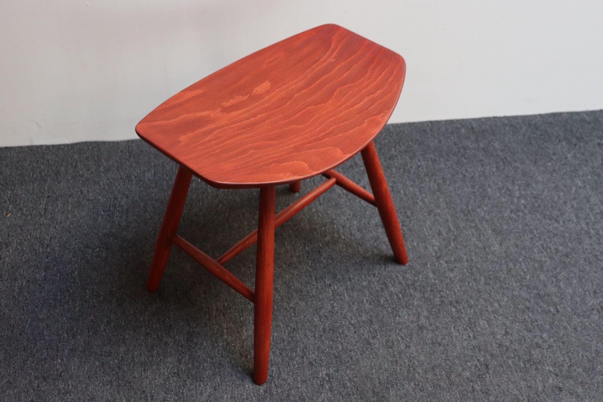 Danish Modern low stool in oak by Ejvind Johansson for FDB Mobler (ca. 1960s, Denmark).
Originally available in different finishes, this example was stained red (original stain was matched and reproduced in restoration).
Newly restored condition,