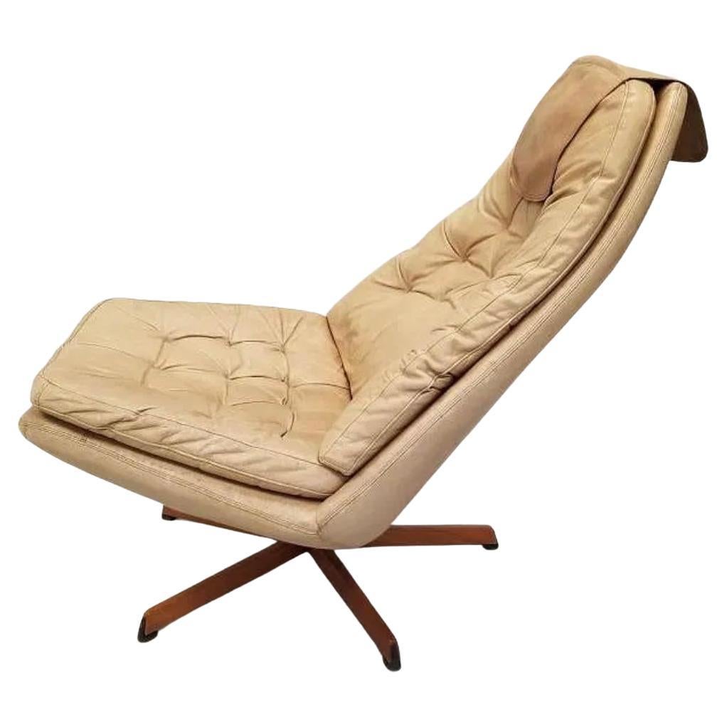 Sillón giratorio danés moderno Madsen & Schubell de piel tostada con otomana Escandinavo moderno en venta