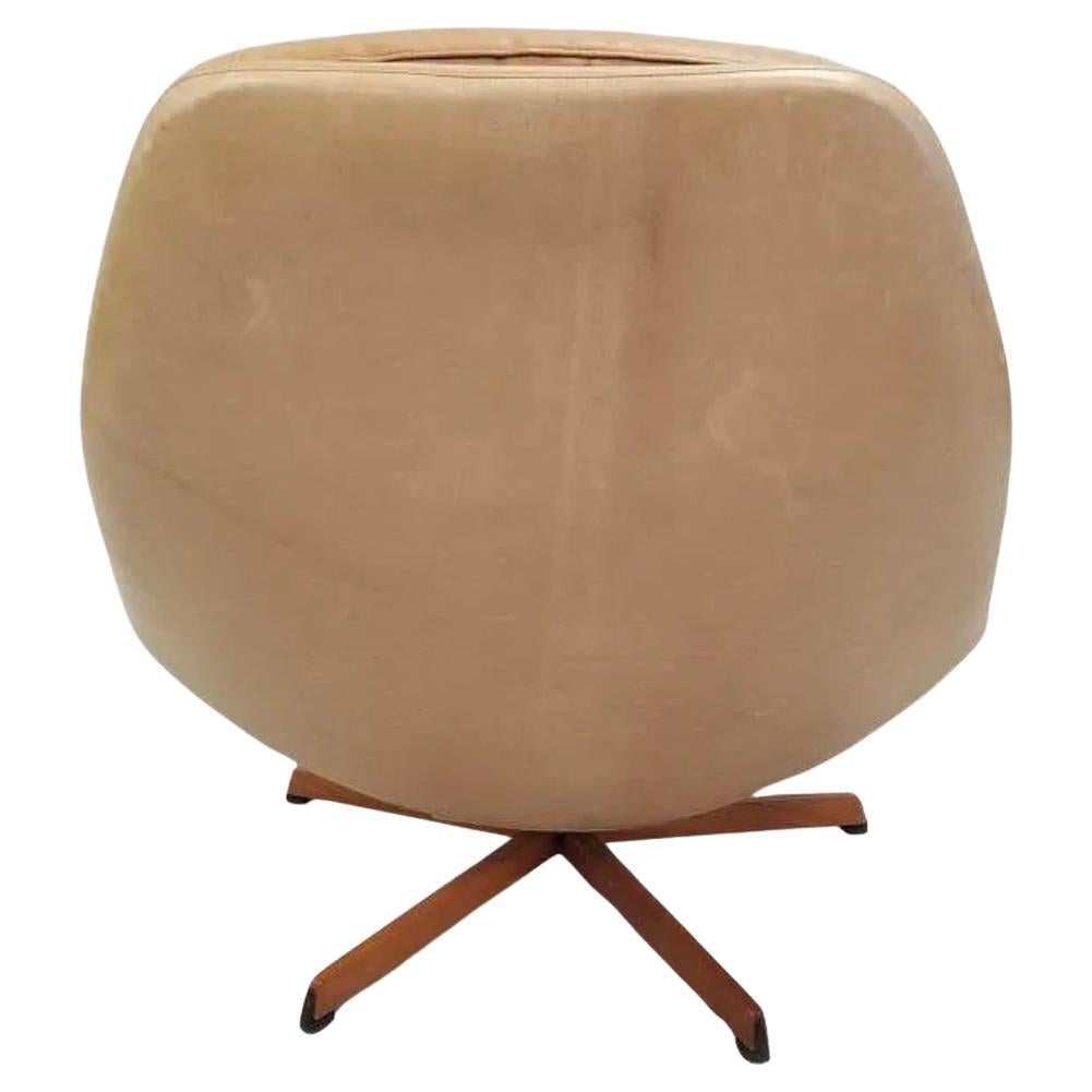 Sillón giratorio danés moderno Madsen & Schubell de piel tostada con otomana Danés en venta