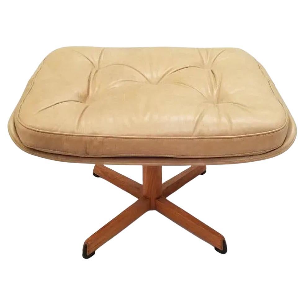 Sillón giratorio danés moderno Madsen & Schubell de piel tostada con otomana en Bueno estado para la venta en Brooklyn, NY