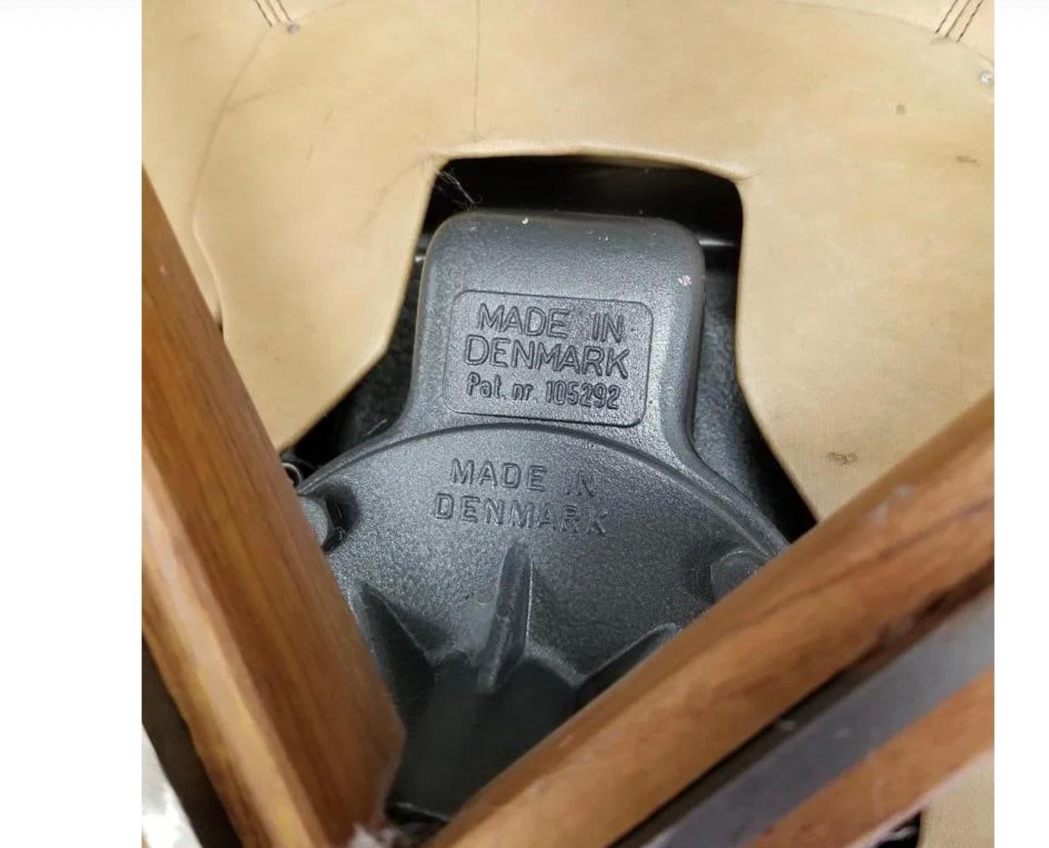 Sillón giratorio danés moderno Madsen & Schubell de piel tostada con otomana finales del siglo XX en venta