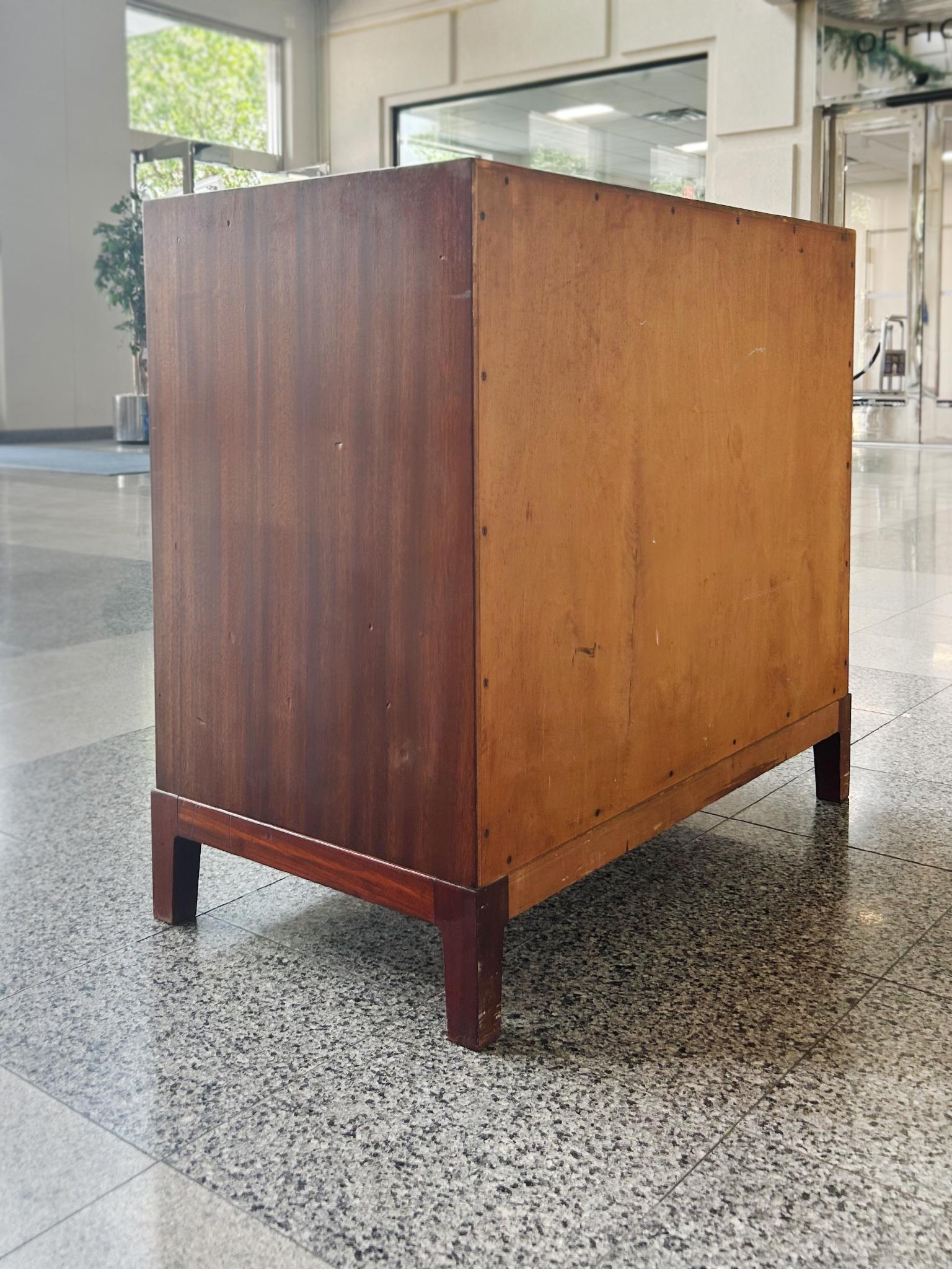 Cómoda moderna danesa de caoba de Ole Wanscher en venta 8