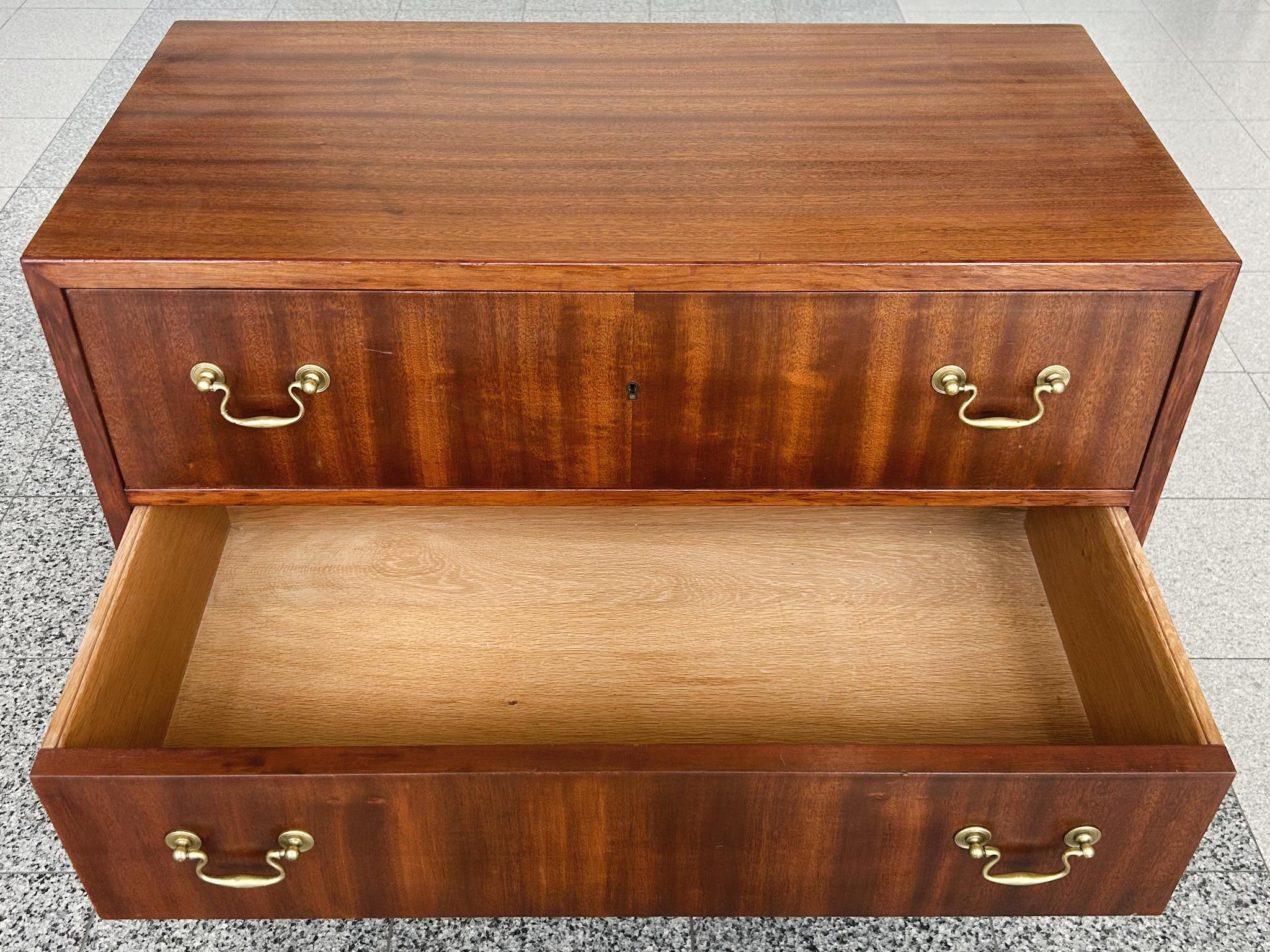 Cómoda moderna danesa de caoba de Ole Wanscher mediados del siglo XX en venta